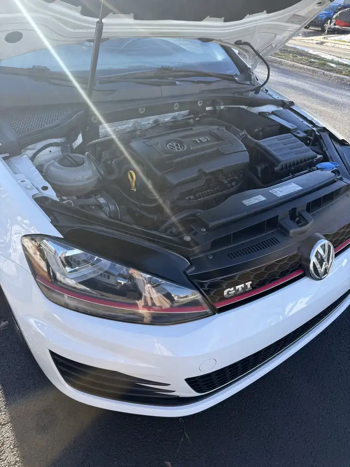 Volkswagen Golf GTI снимка Volkswagen Golf GTI