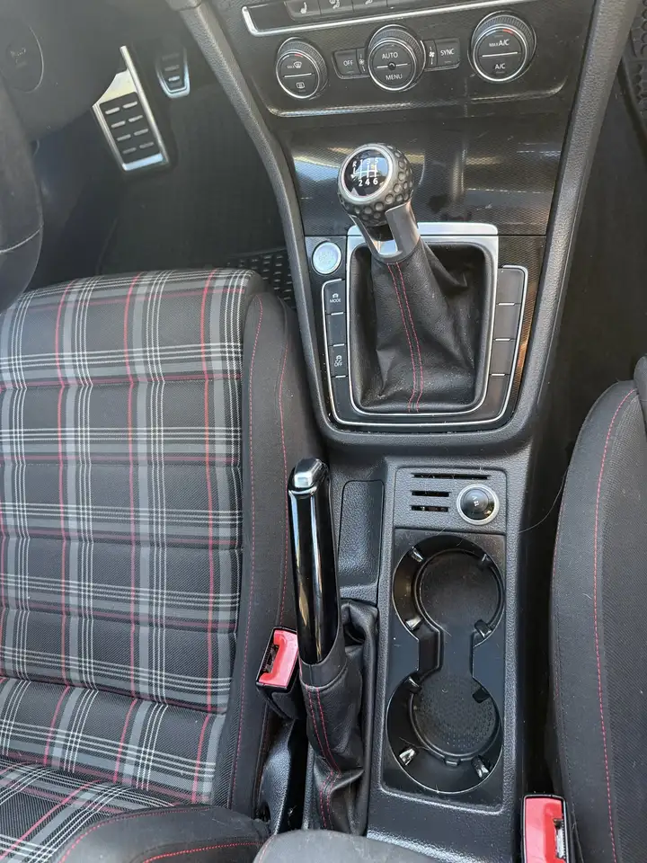 Volkswagen Golf GTI снимка Volkswagen Golf GTI