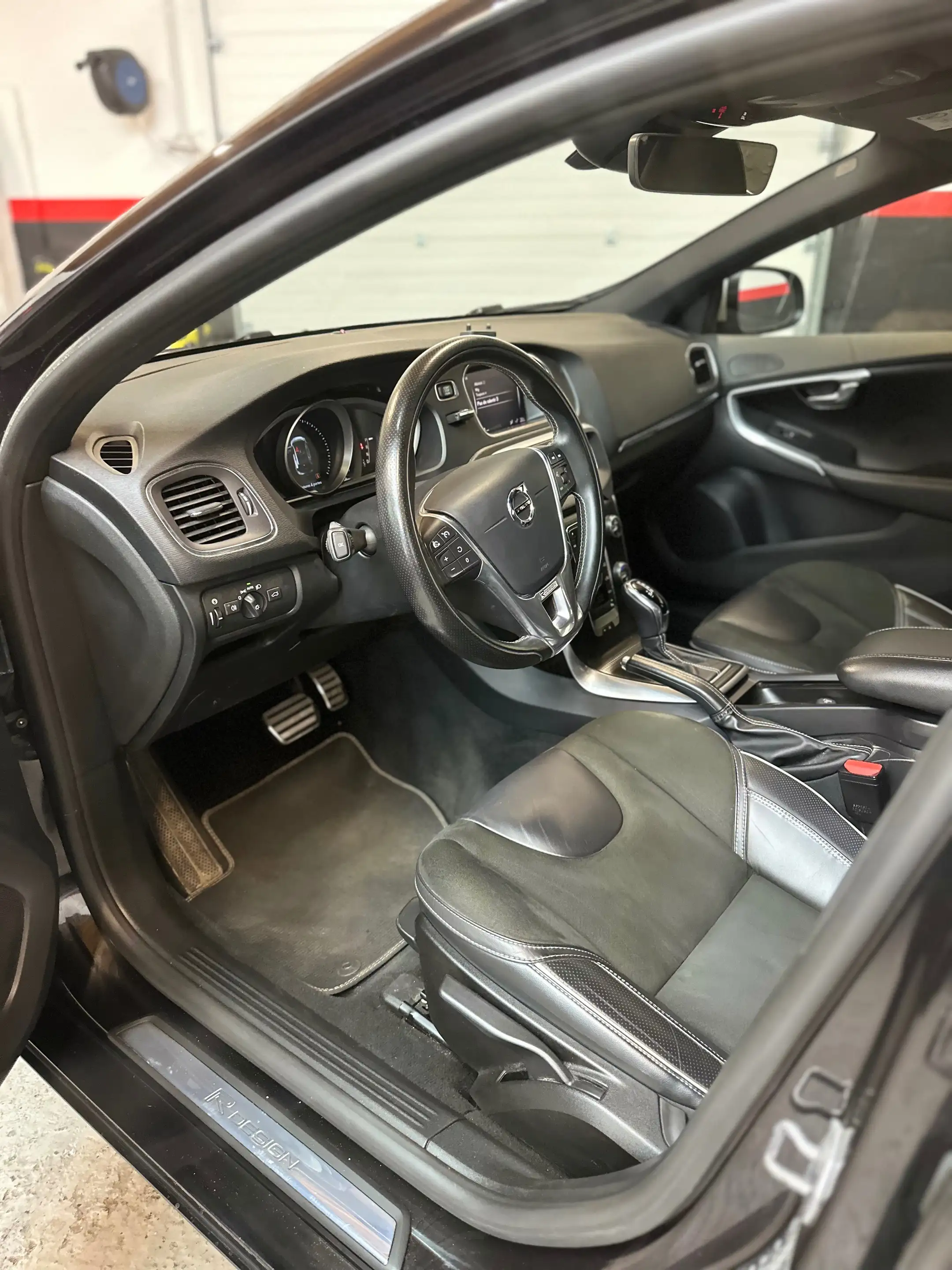 Volvo V40 V40 1.5 T2 R-Design Geartronic — photo 11