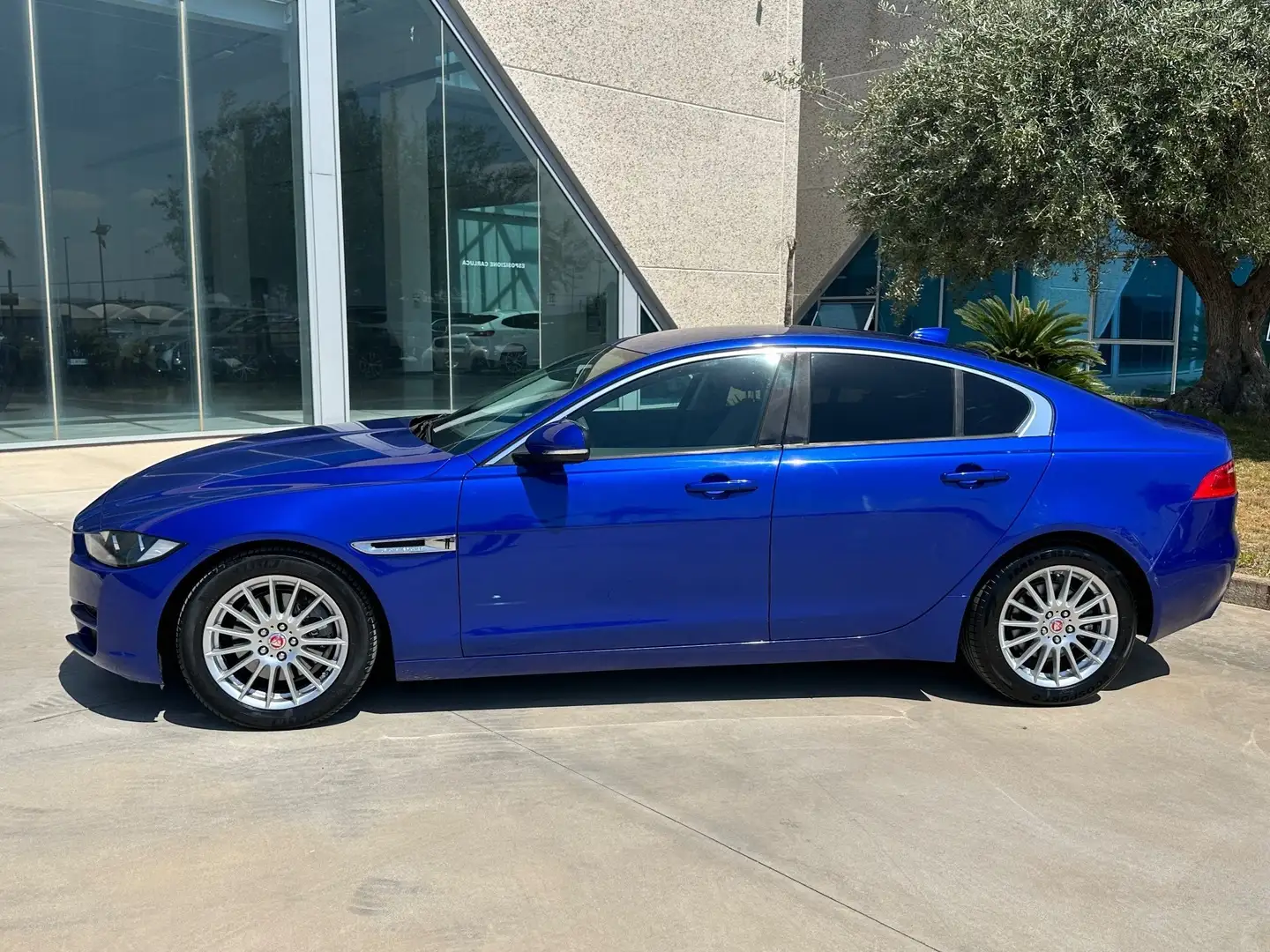 Jaguar XE Prestige 163cv offerta T-Stock prezzo imperdibile Bleu - 2