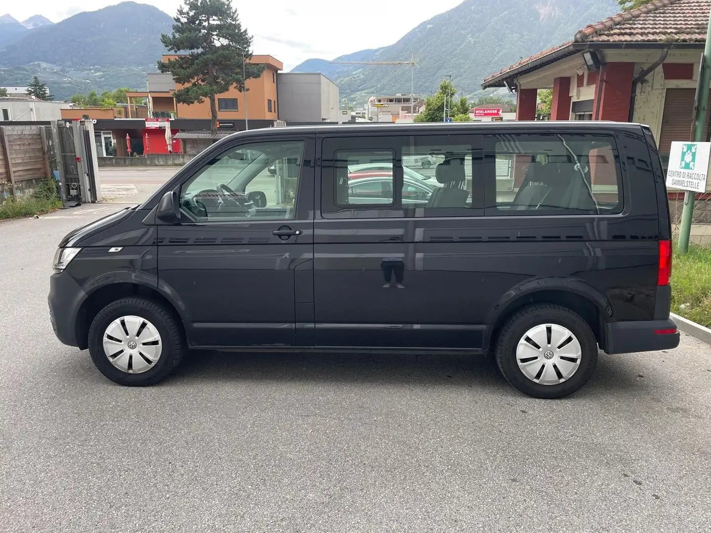 Volkswagen T6.1 Kombi 2.0 TDI 150 CV DSG I 9 posti I L1H1 | IVA esposta Nero - 2