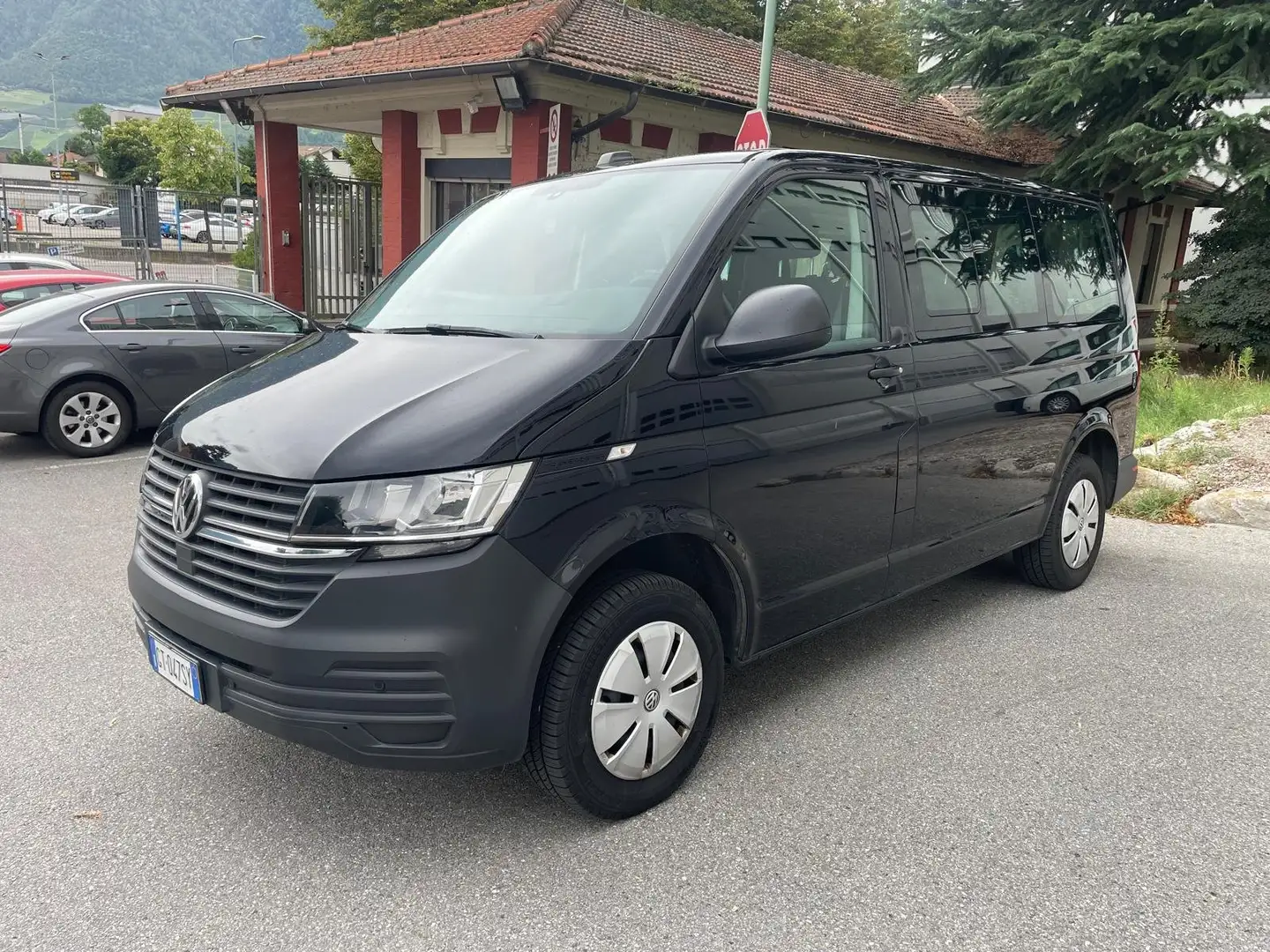 Volkswagen T6.1 Kombi 2.0 TDI 150 CV DSG I 9 posti I L1H1 | IVA esposta Nero - 1