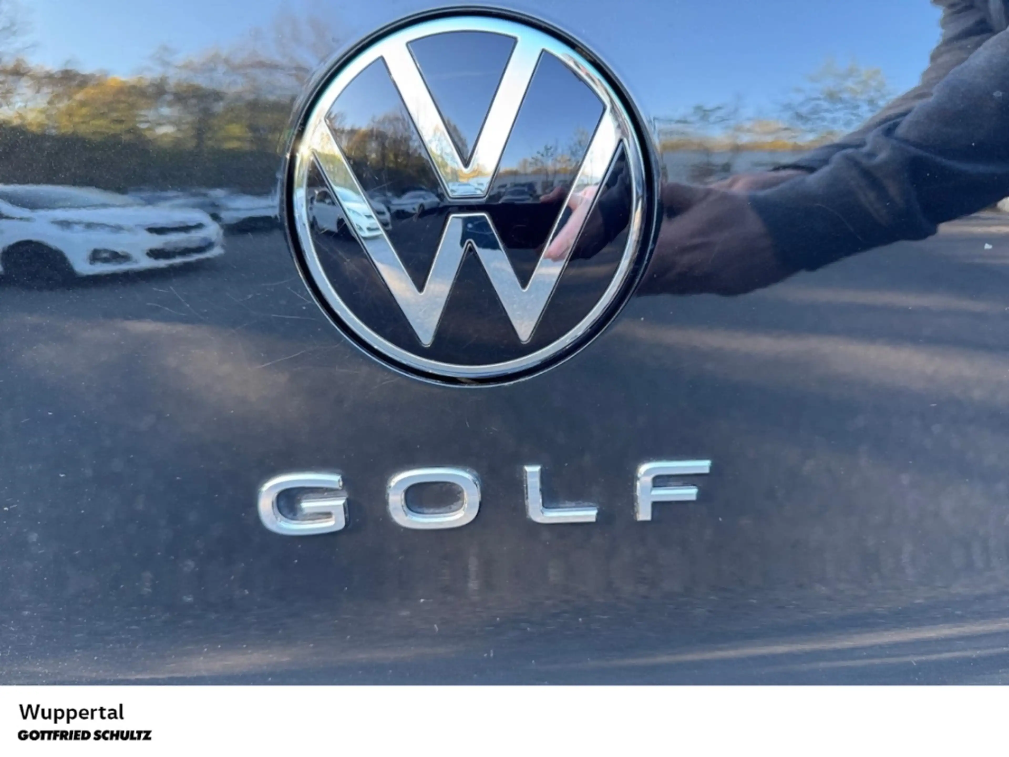 Volkswagen Golf 1.5 eTSI DSG LED ACC SHZ PDC LM — photo 9
