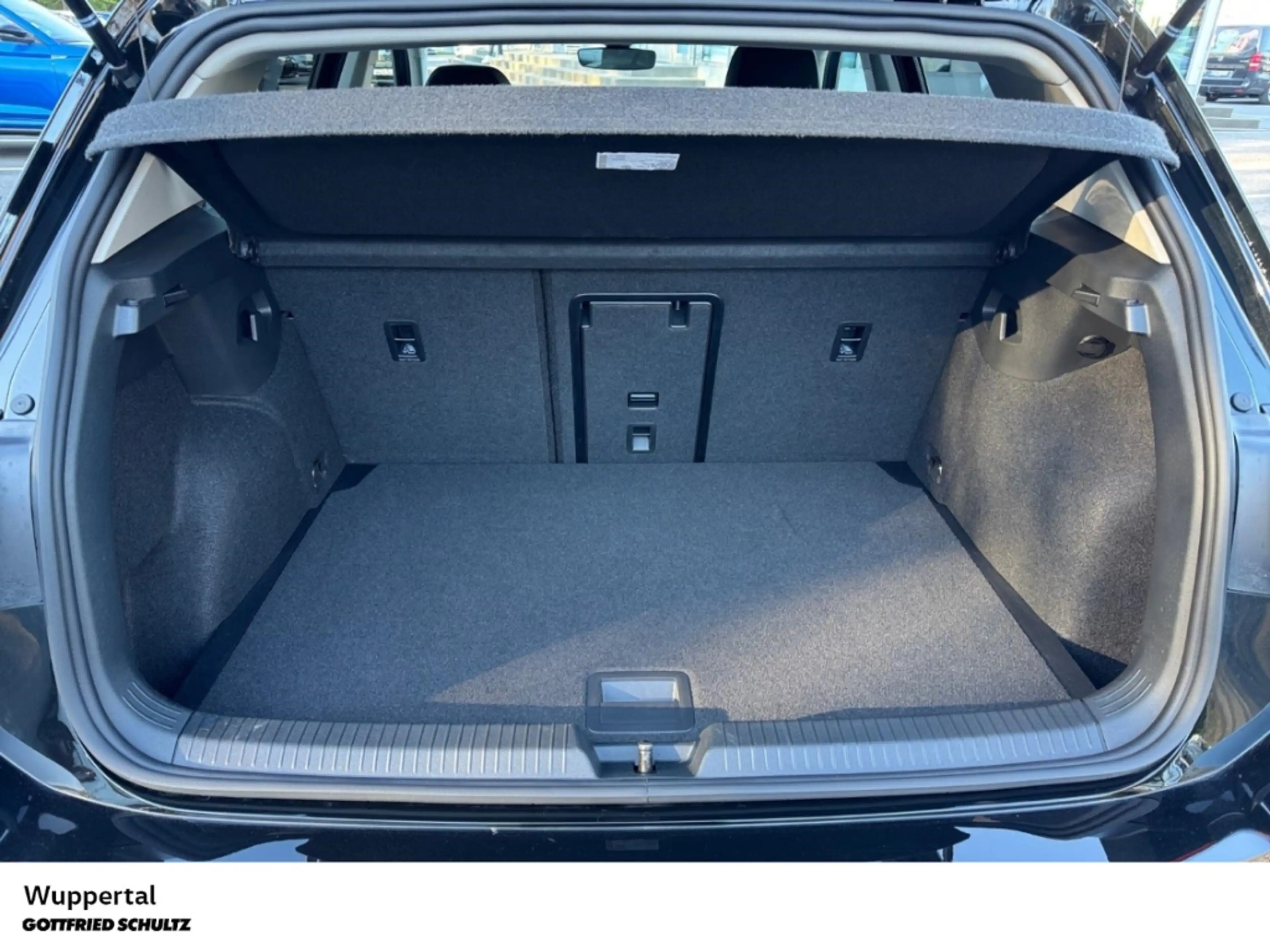 Volkswagen Golf 1.5 eTSI DSG LED ACC SHZ PDC LM — photo 7