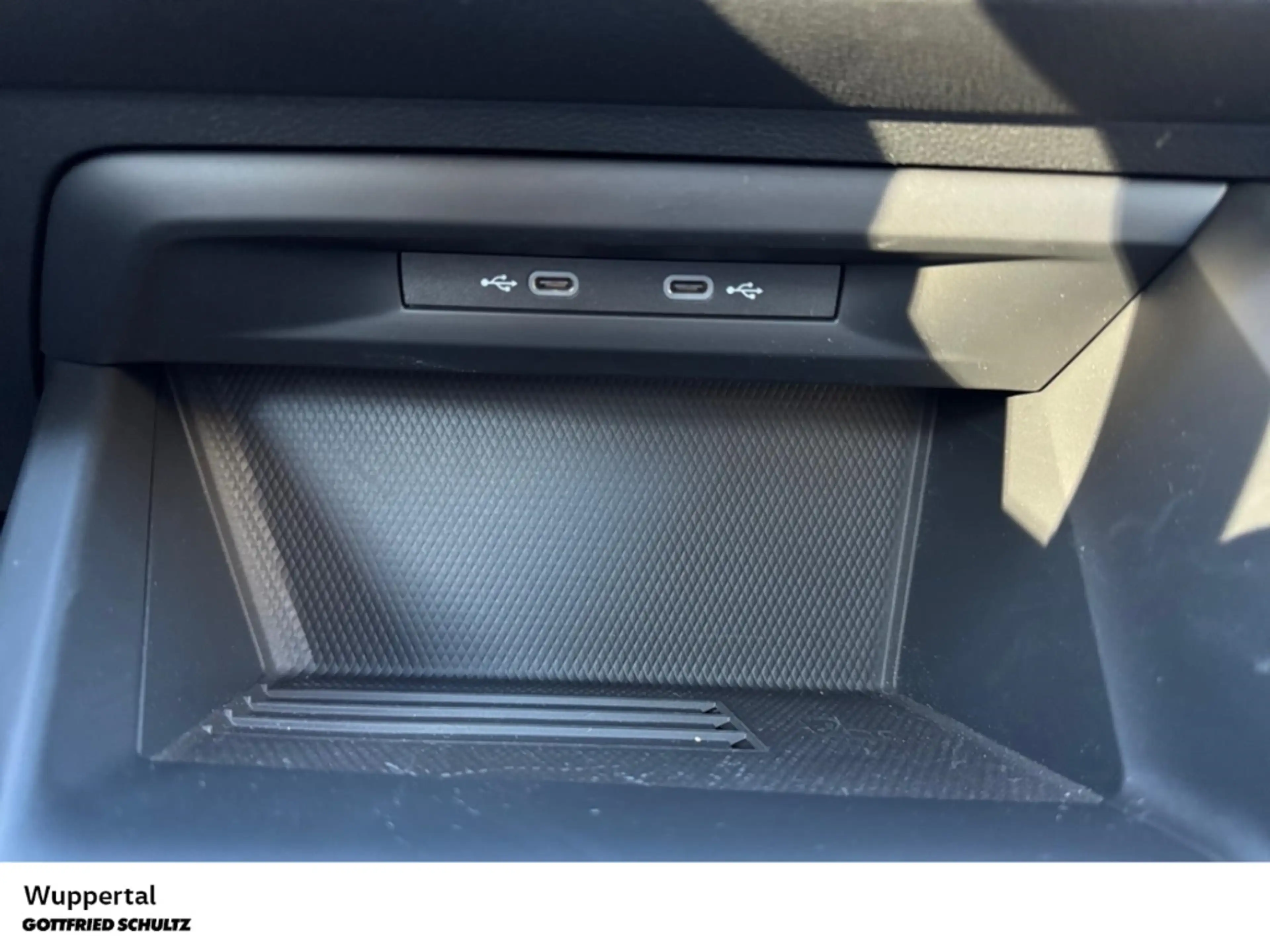 Volkswagen Golf 1.5 eTSI DSG LED ACC SHZ PDC LM — photo 15