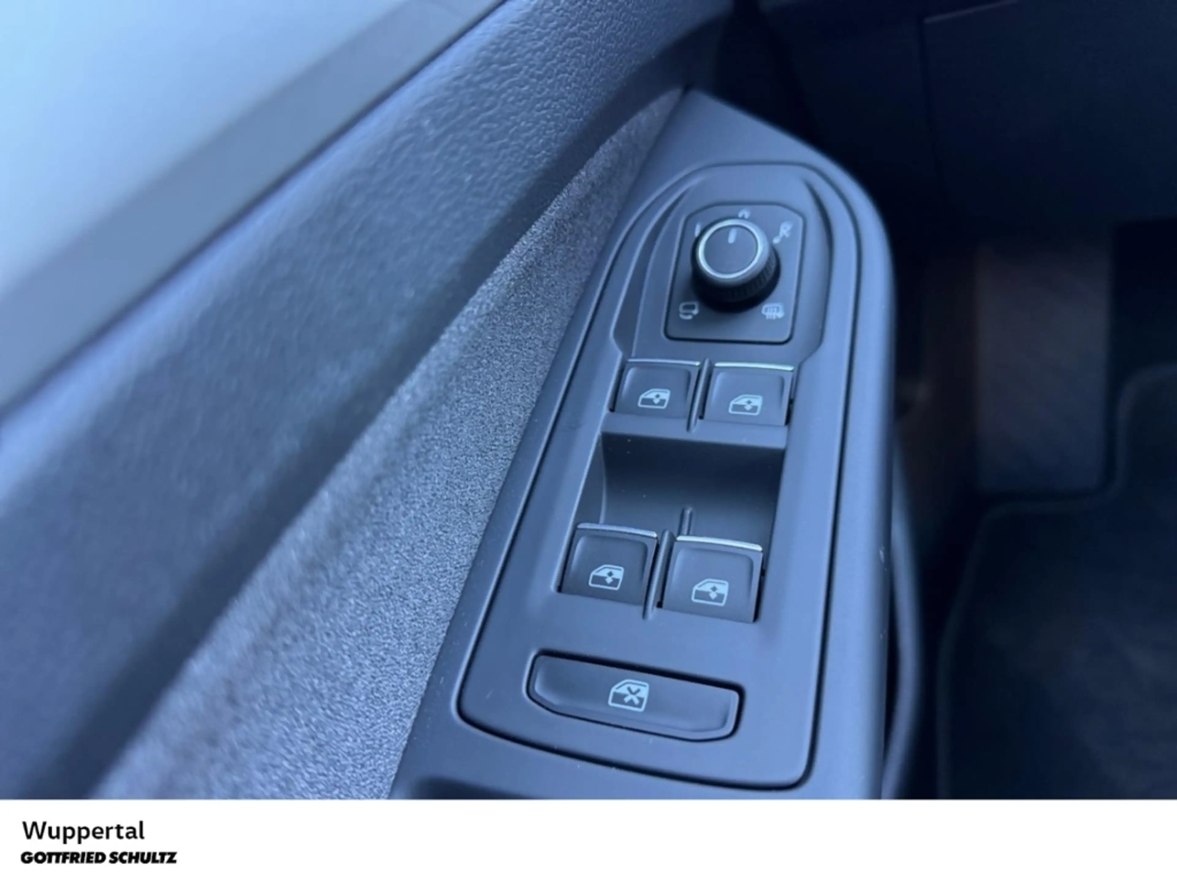 Volkswagen Golf 1.5 eTSI DSG LED ACC SHZ PDC LM — photo 10