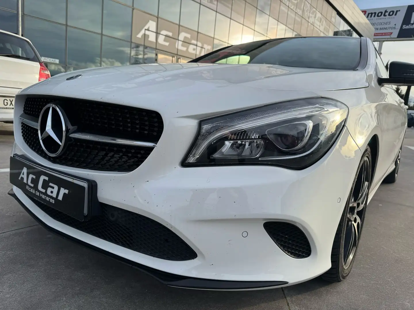 Mercedes-Benz CLA 180 Shooting Brake Blanco - 2