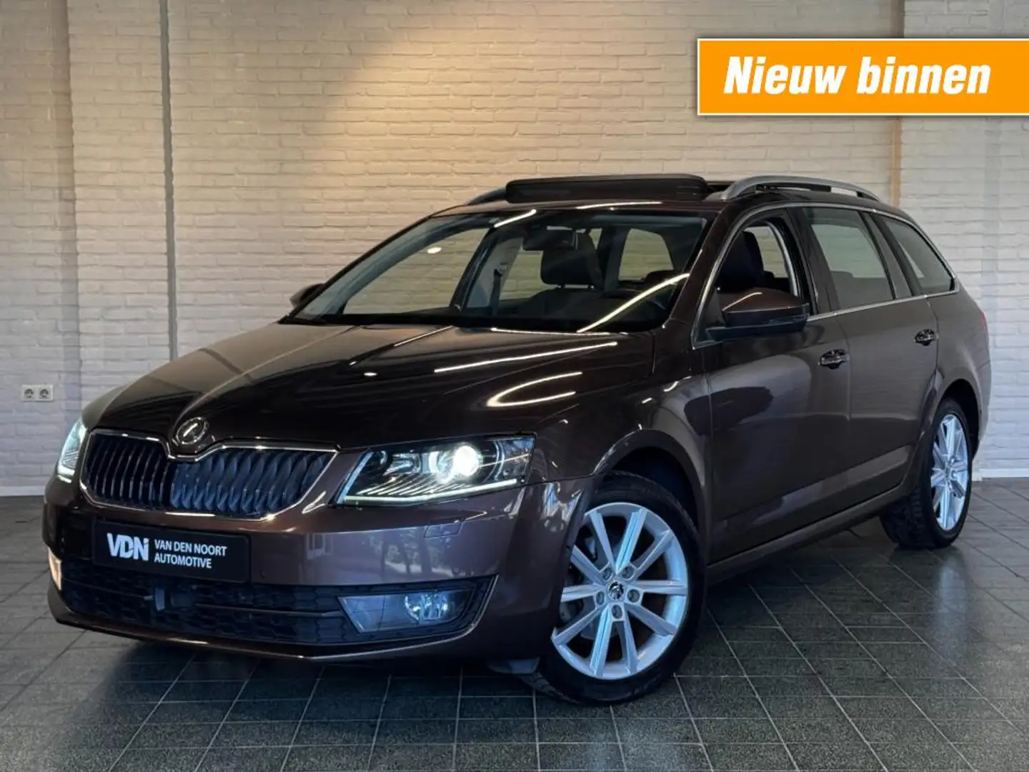 Skoda Octavia Combi 1.2 TSI Greentech Elegance Business Trekhaak Bruin - 1