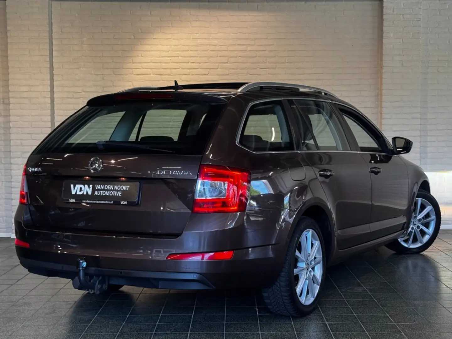 Skoda Octavia Combi 1.2 TSI Greentech Elegance Business Trekhaak Bruin - 2