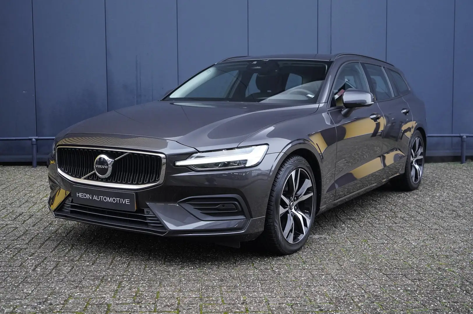 Volvo V60 2.0 B3 Essential Edition | Pilot assist | Dode hoe Gris - 1