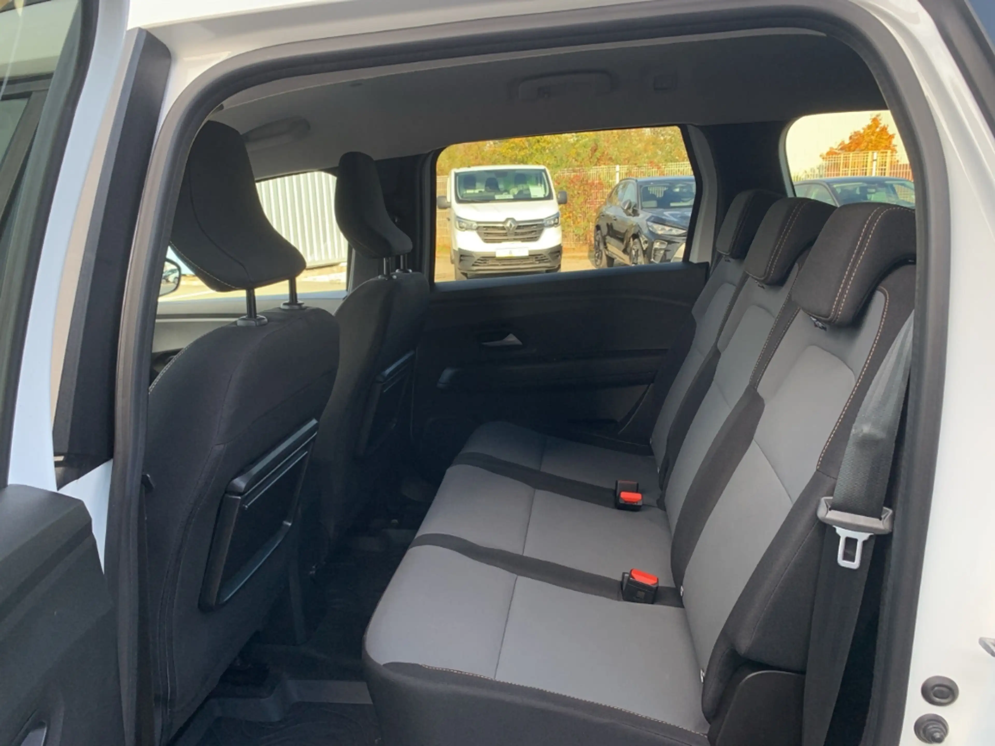 Dacia Jogger EXTREME 1.6 HYBRID 140 Extreme AHK+KAMERA+SHZ+LED — photo 11