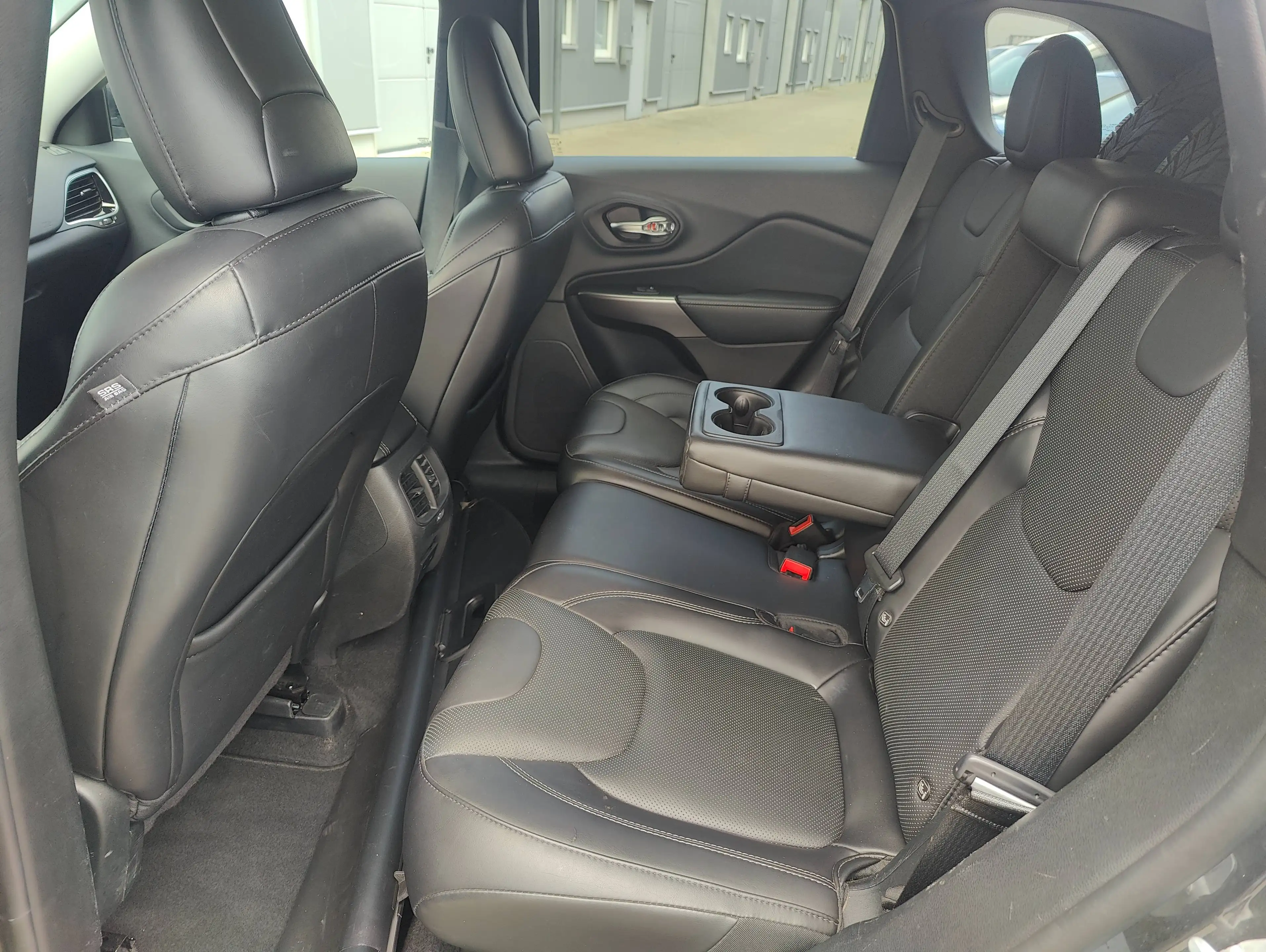 Jeep Cherokee Limited 4WD / LEDER / SITZHEIZUNG / BI-XENON — photo 13