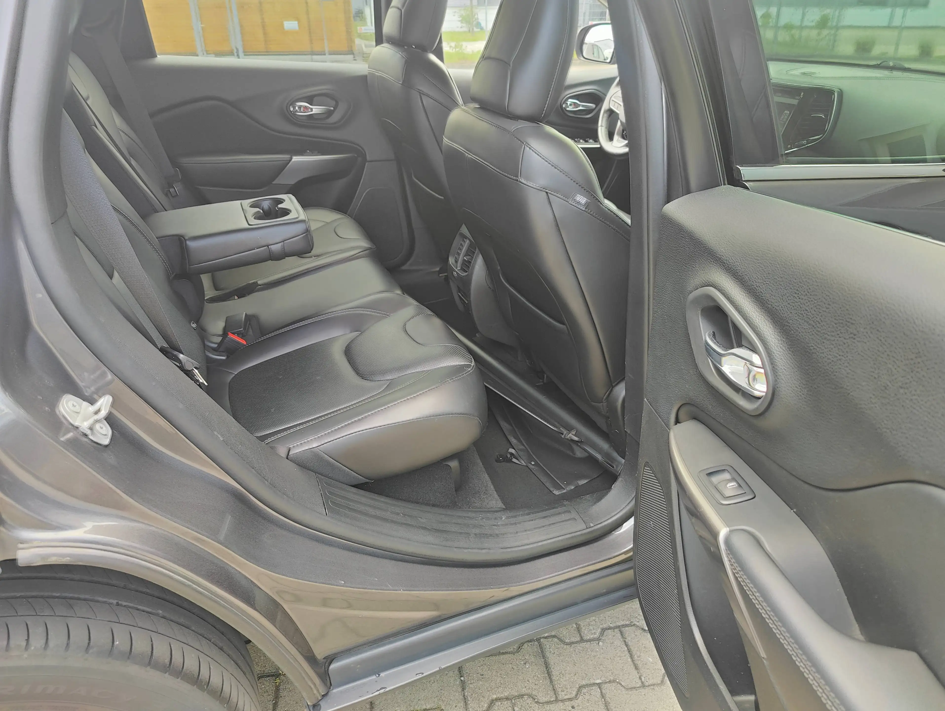 Jeep Cherokee Limited 4WD / LEDER / SITZHEIZUNG / BI-XENON — photo 16