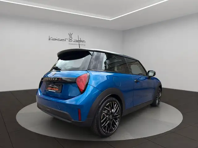 Mini Hatch view 8