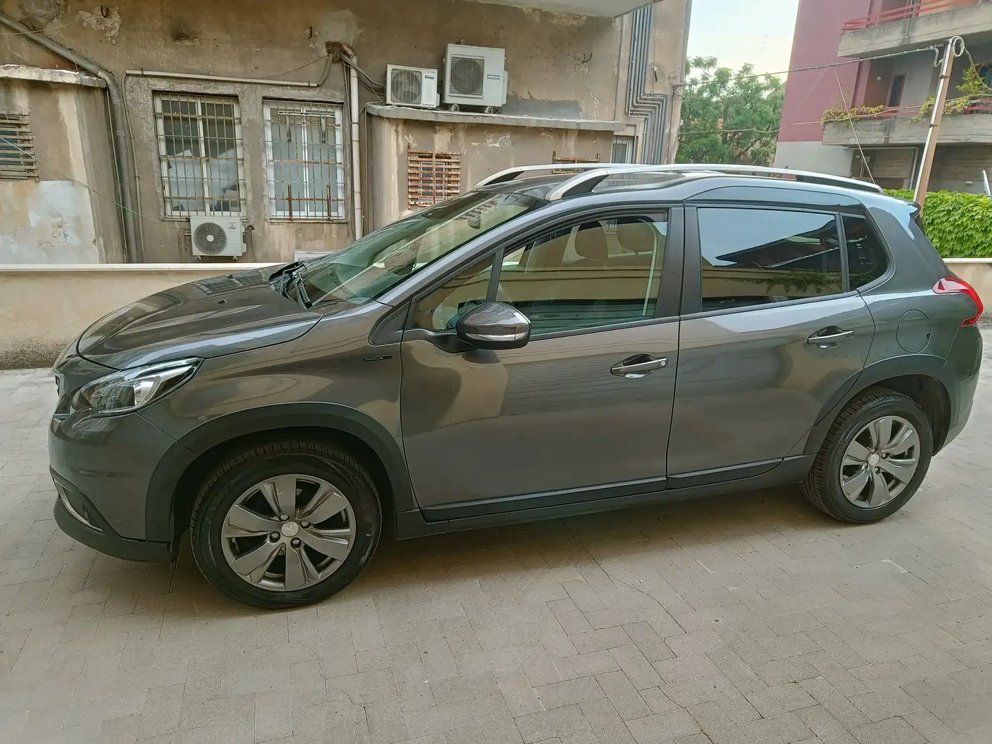 Peugeot 2008 2008 1.5 bluehdi Signature s Grigio - 2