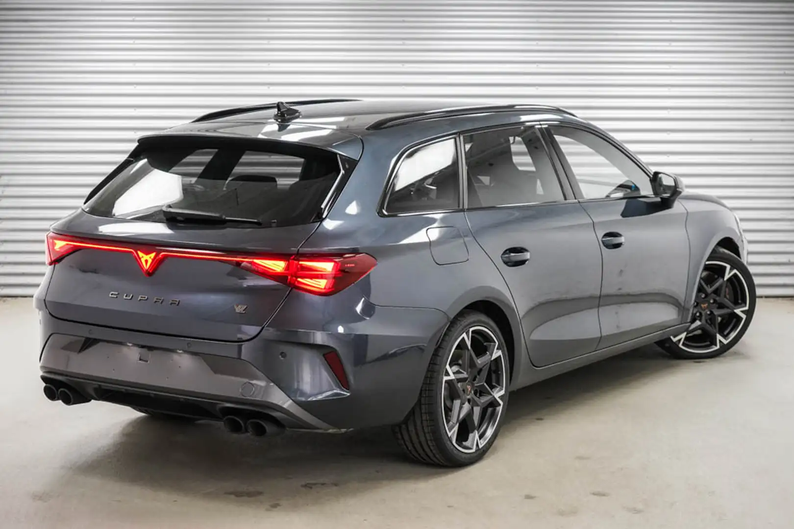 CUPRA Leon 2,0 TSI DSG 4x4 VZ Grau - 2