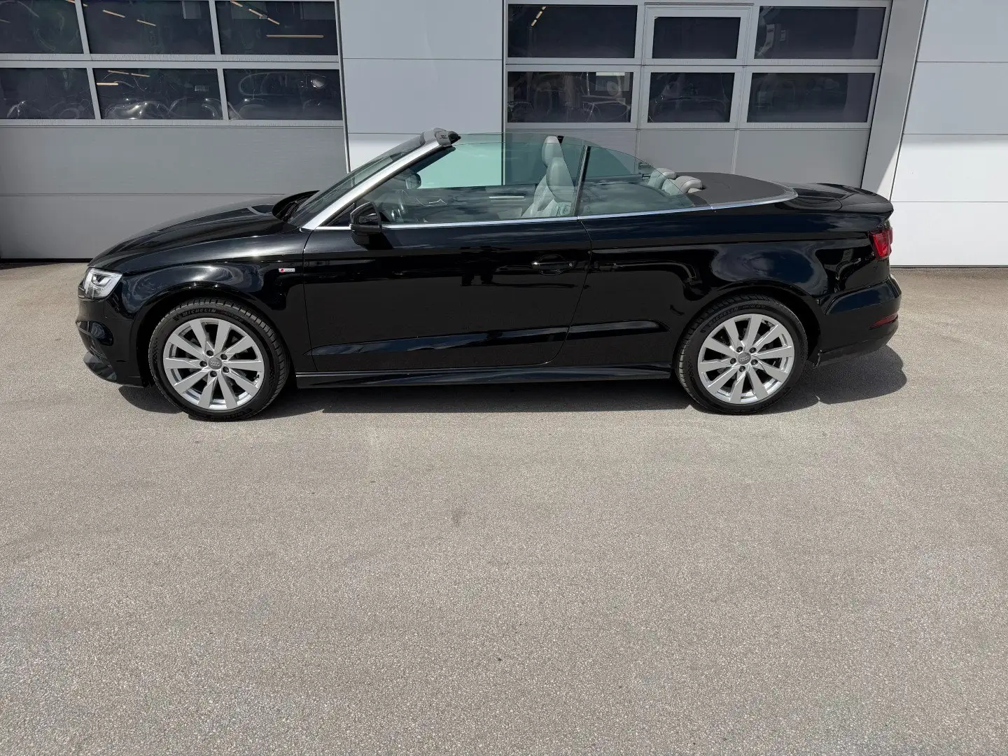 Audi A3 Cabriolet S-Line Schwarz - 2