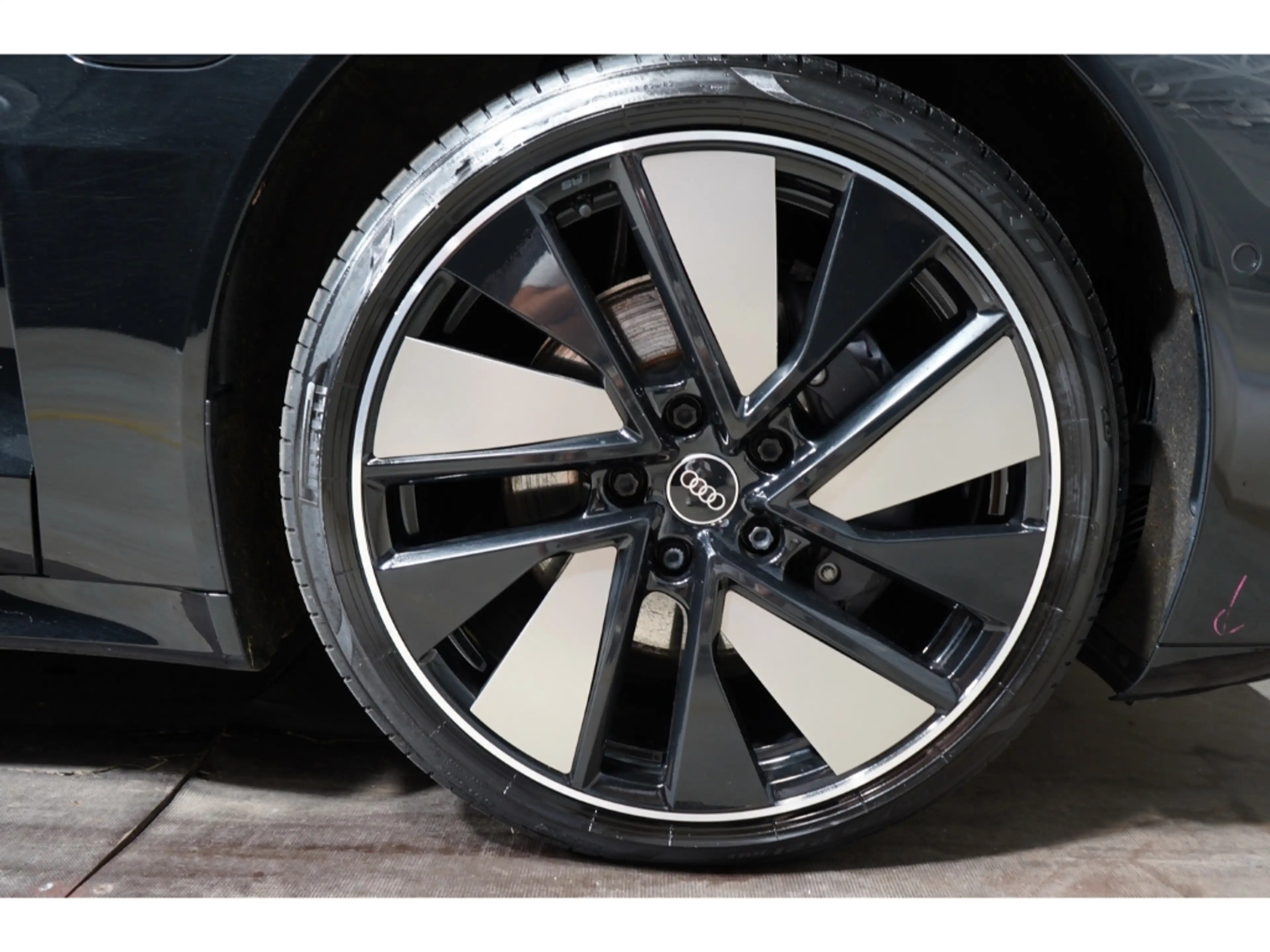 Audi e-tron GT quattro B&O Matrix PANO 21 Zoll — photo 13
