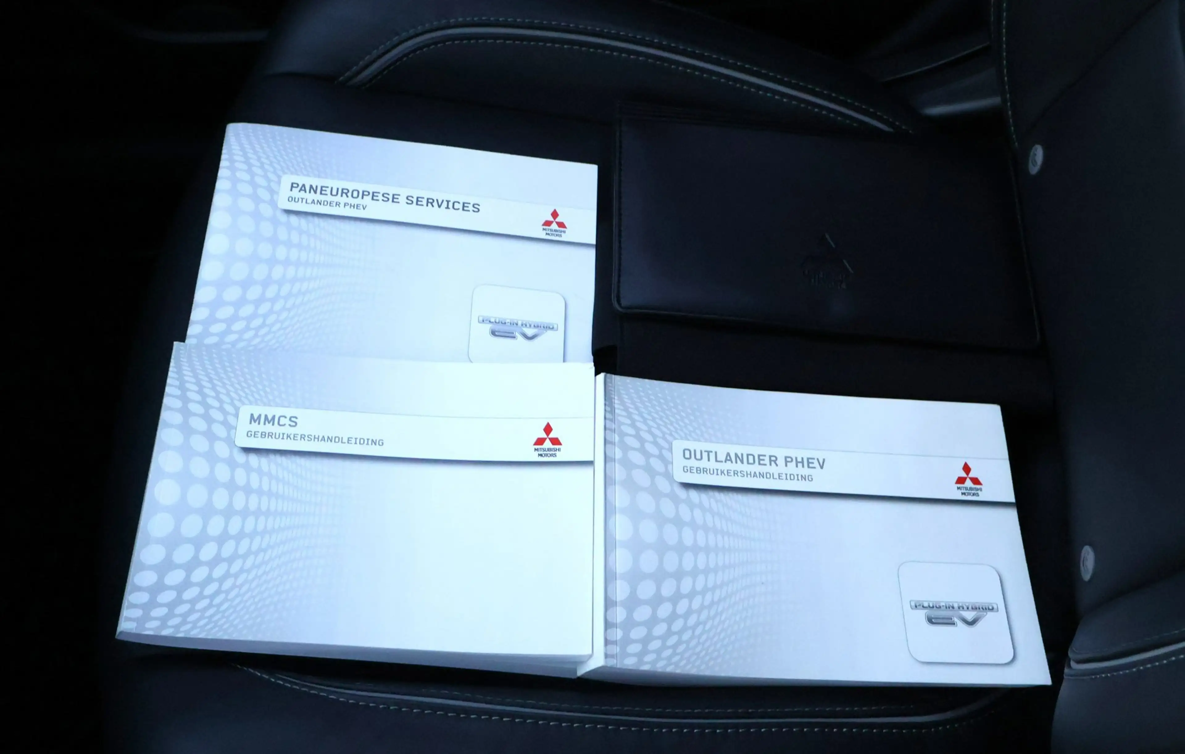 Mitsubishi Outlander 2.0 PHEV Executive Edition X-Line 4WD/Leder/Luxe/3 — photo 25