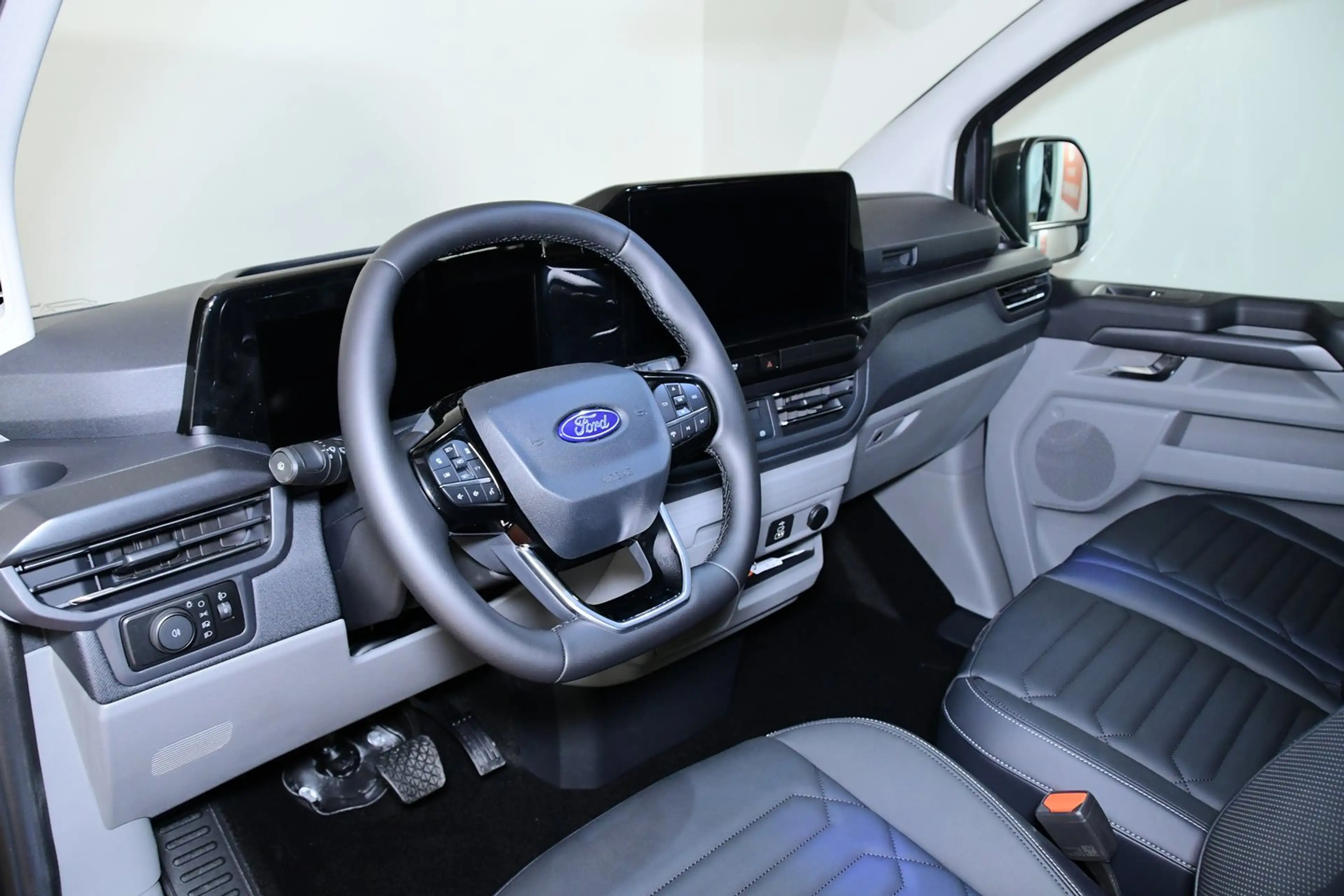 Ford Tourneo Custom Bus 2,0 EcoBlue 320 L2H1 — photo 9