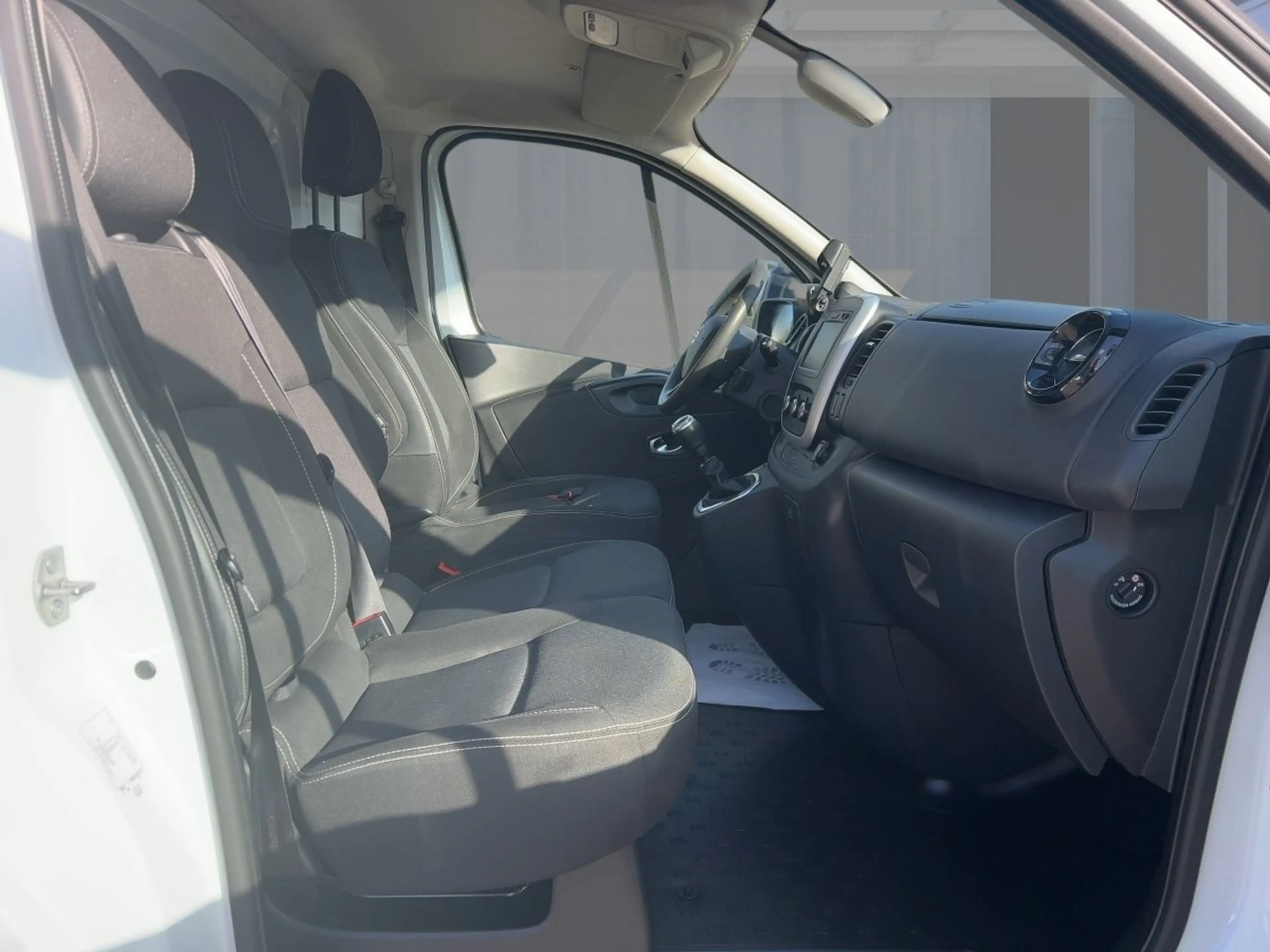 Nissan NV300 2,7t dCi 145 DPF L1H1 COMFORT PDC BT ABS ESP — photo 8