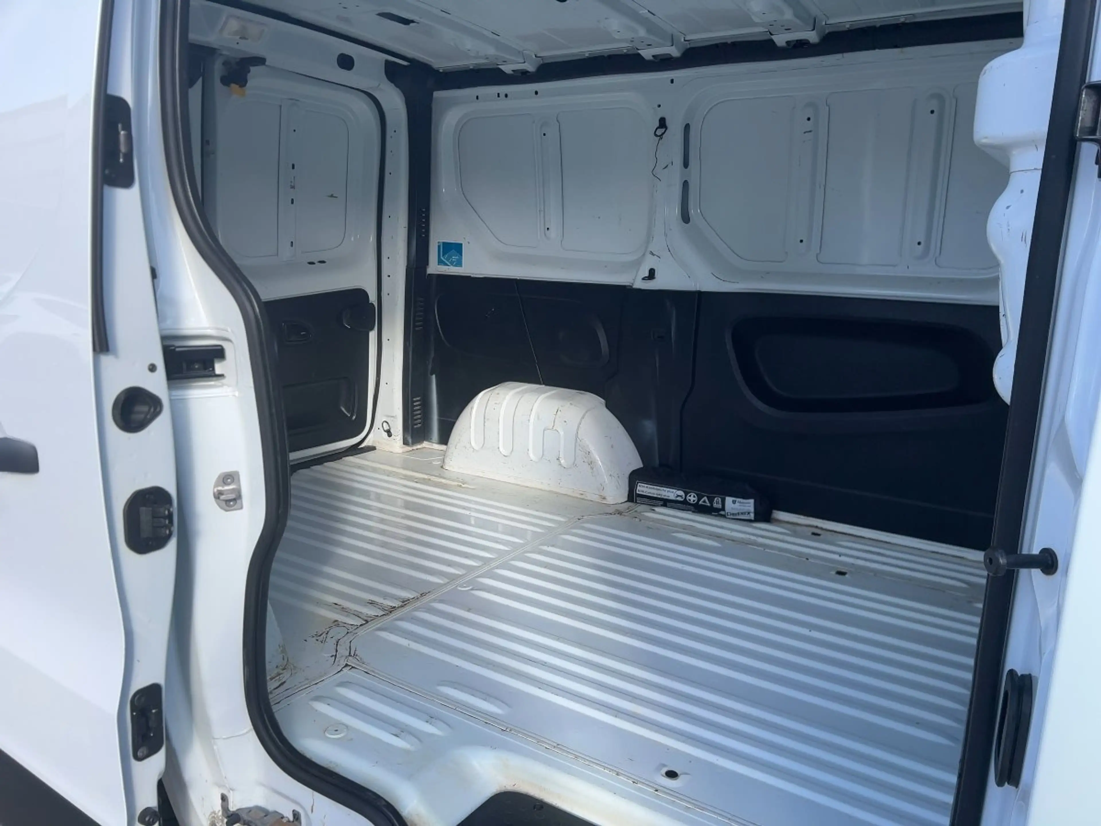 Nissan NV300 2,7t dCi 145 DPF L1H1 COMFORT PDC BT ABS ESP — photo 9