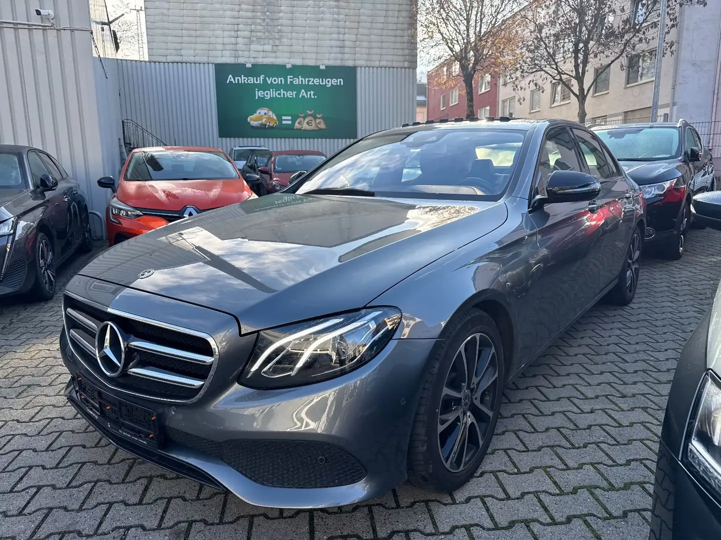 Mercedes-Benz E 200 Avantgarde*Night*Widescreen*Pano*3Zonen* Grau - 1