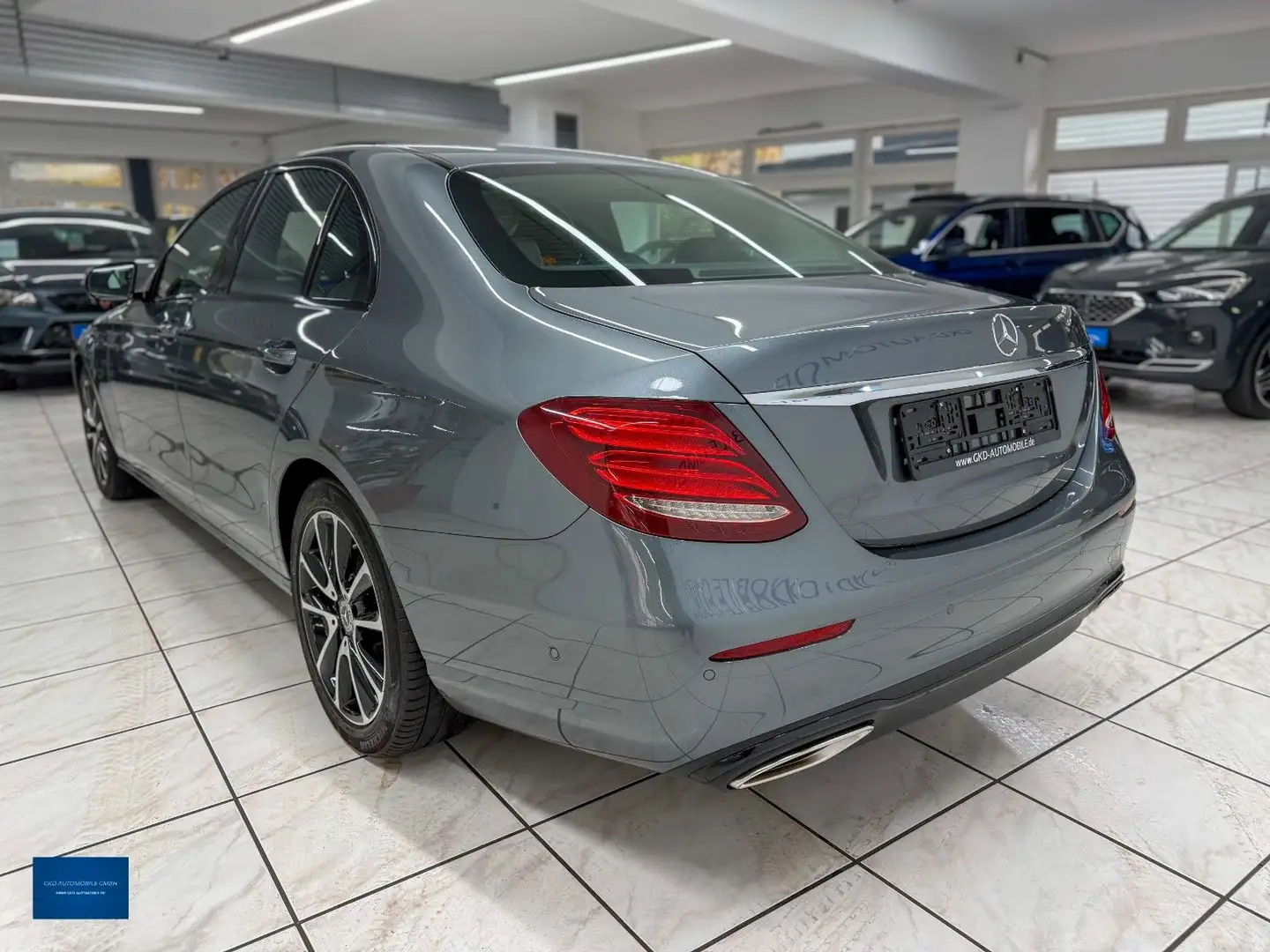 Mercedes-Benz E 200 Avantgarde*Night*Widescrn*Pano*3Zonen*LED Grijs - 2