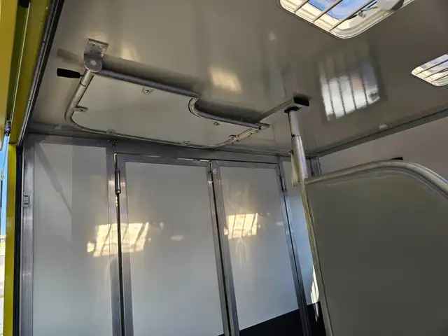 Renault Master Dickenherr Pferdetransporter Ansicht 18