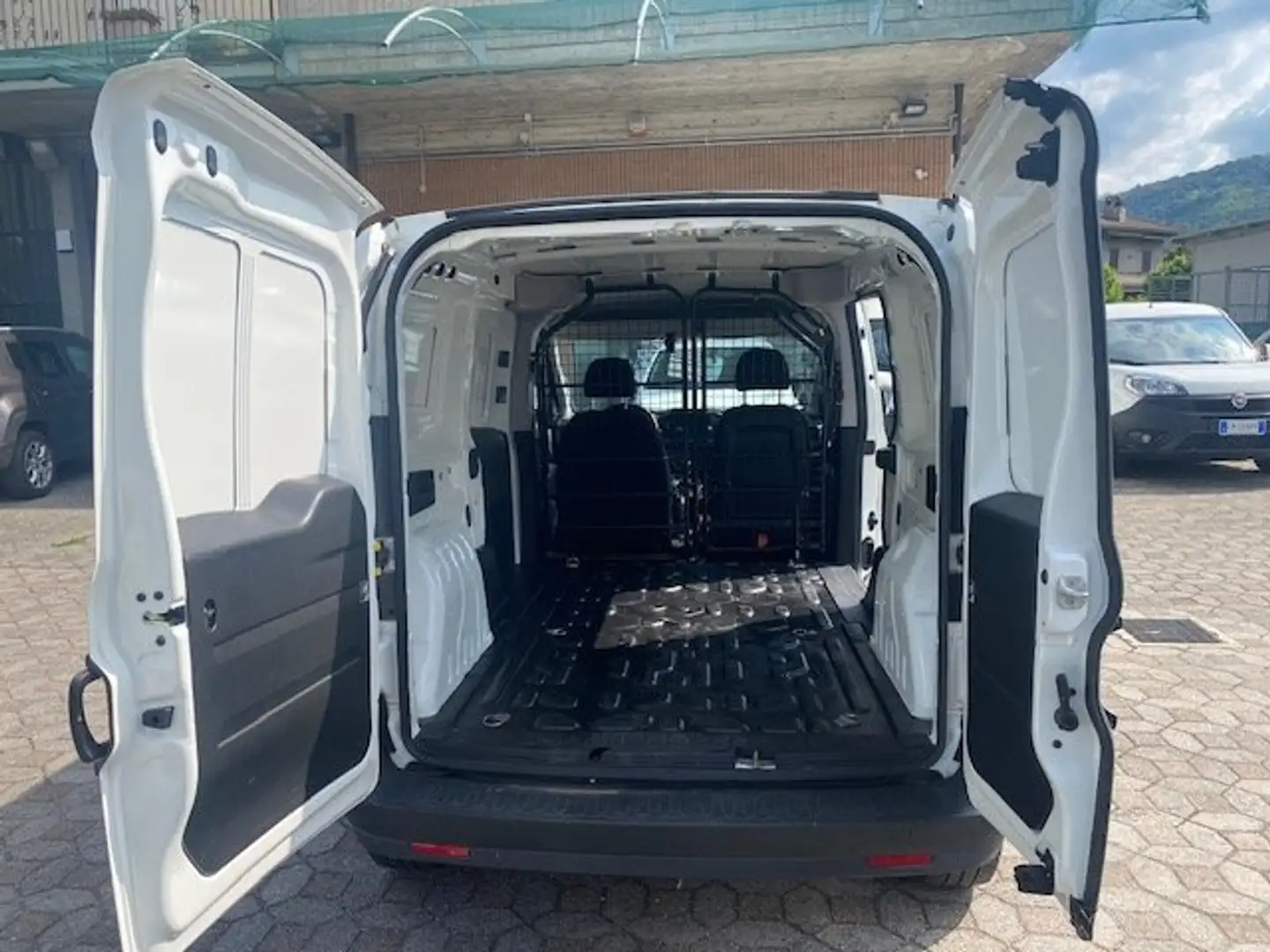 Fiat Doblo MAXY 1.6 MTJ 105 CV 9 Q. Blanco - 1
