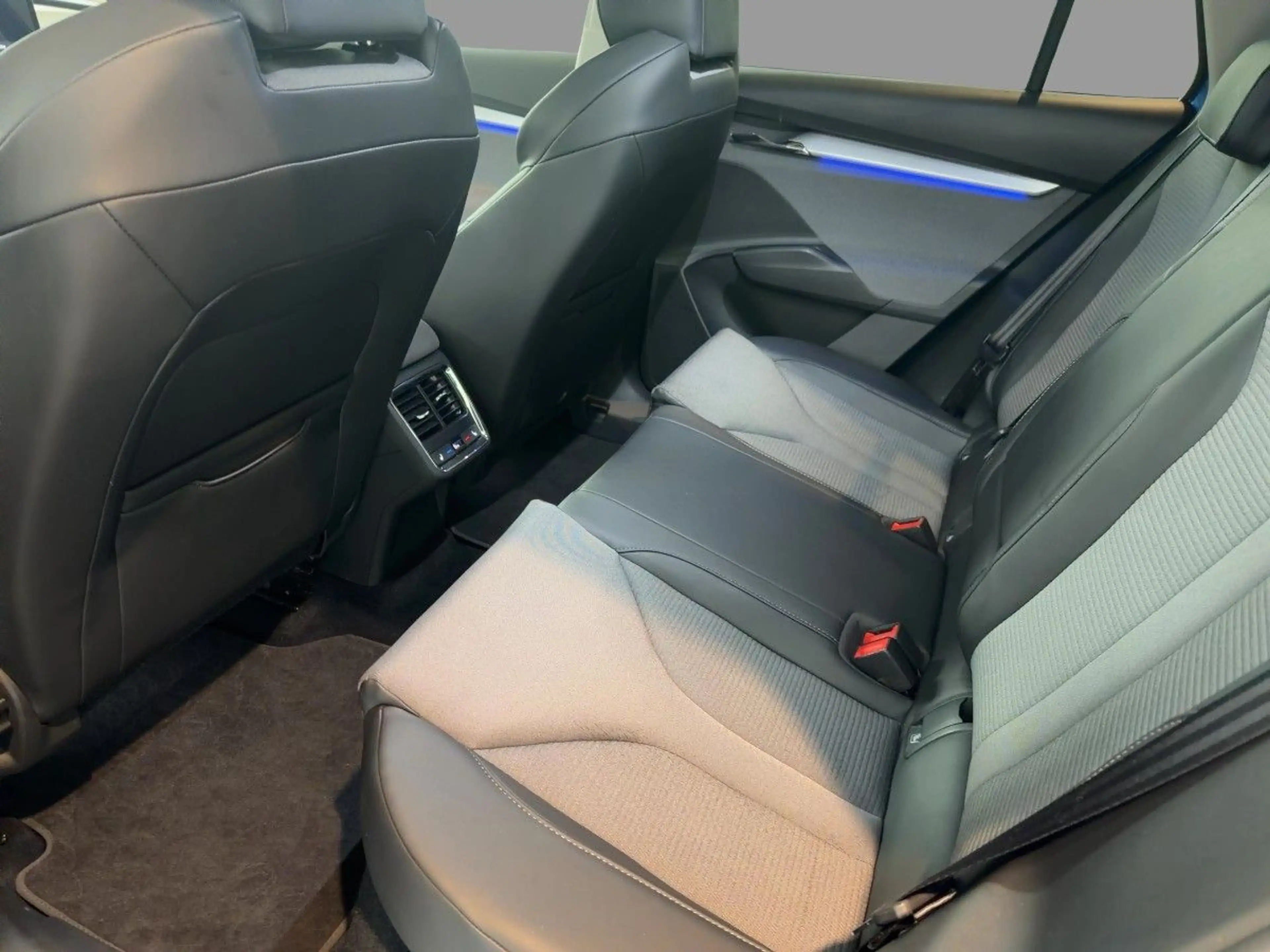 Skoda Enyaq iV 80 Loft NAVI LED 82kWh STHZG — photo 7