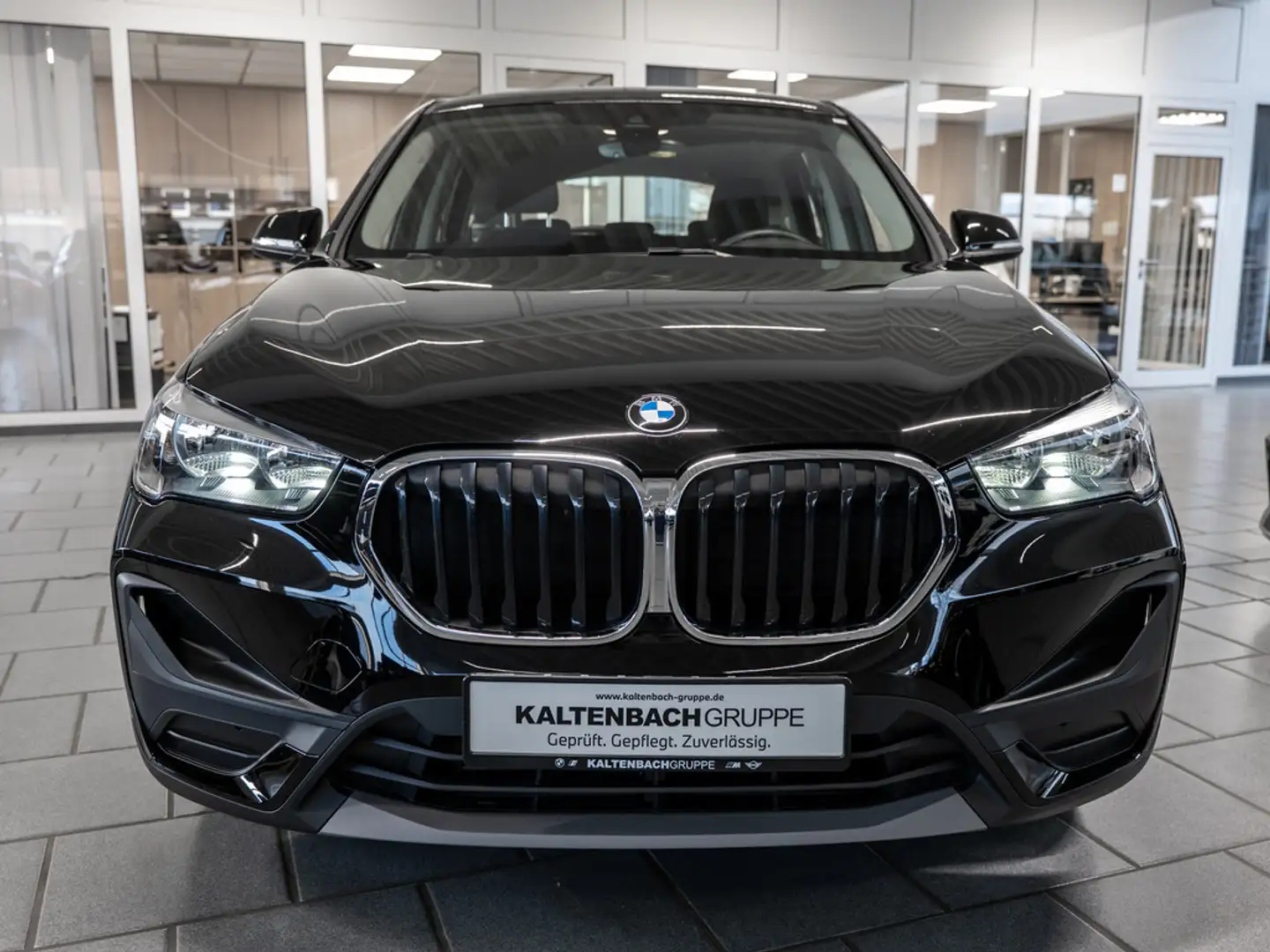 BMW X1 sDrive 18i Advantage FACEL. AHK NAVI SHZ Schwarz - 2