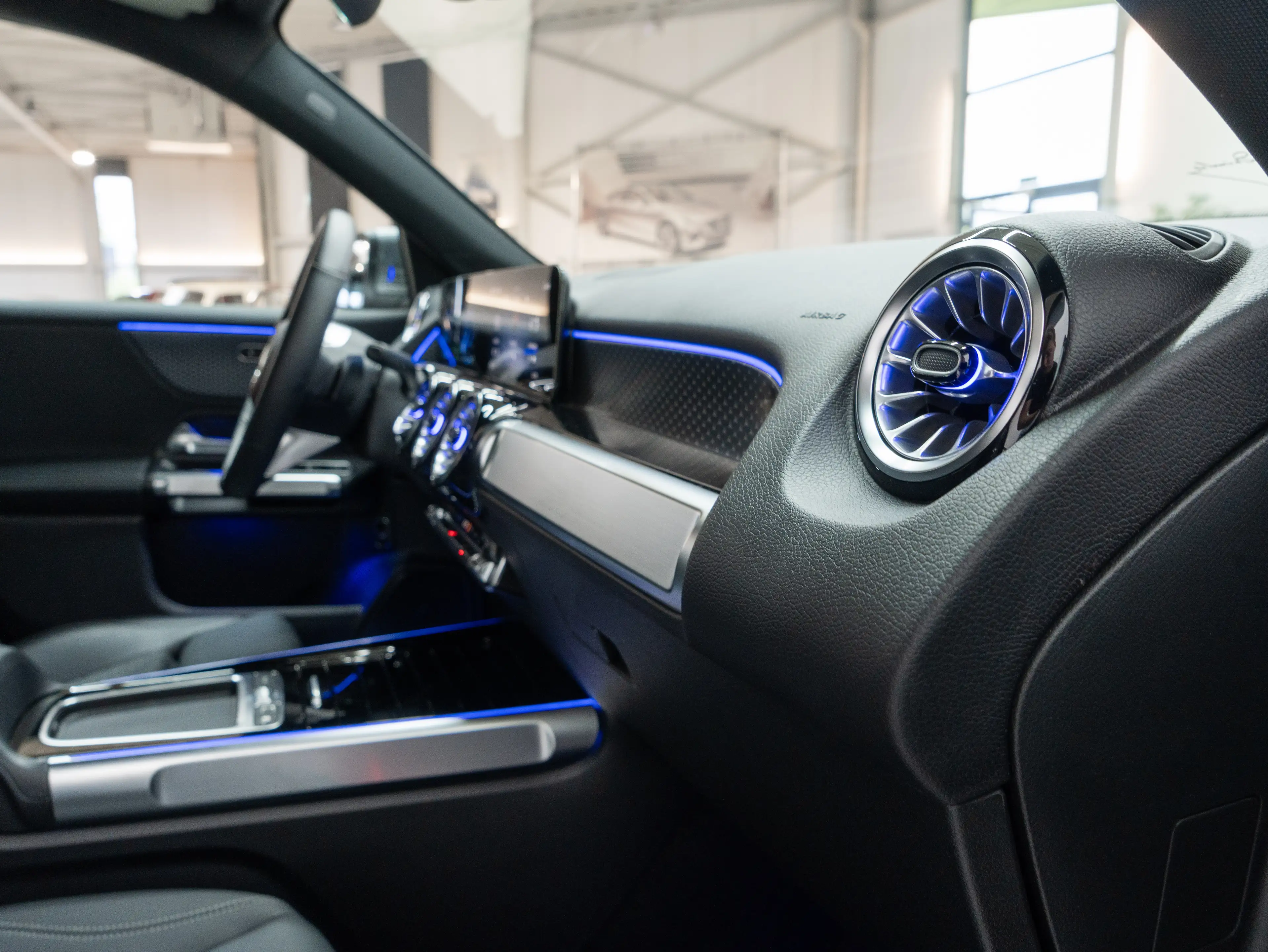 Mercedes-Benz EQB 300 4M Luxury Line Distronic+ 360°cam Keyless-Go — photo 11