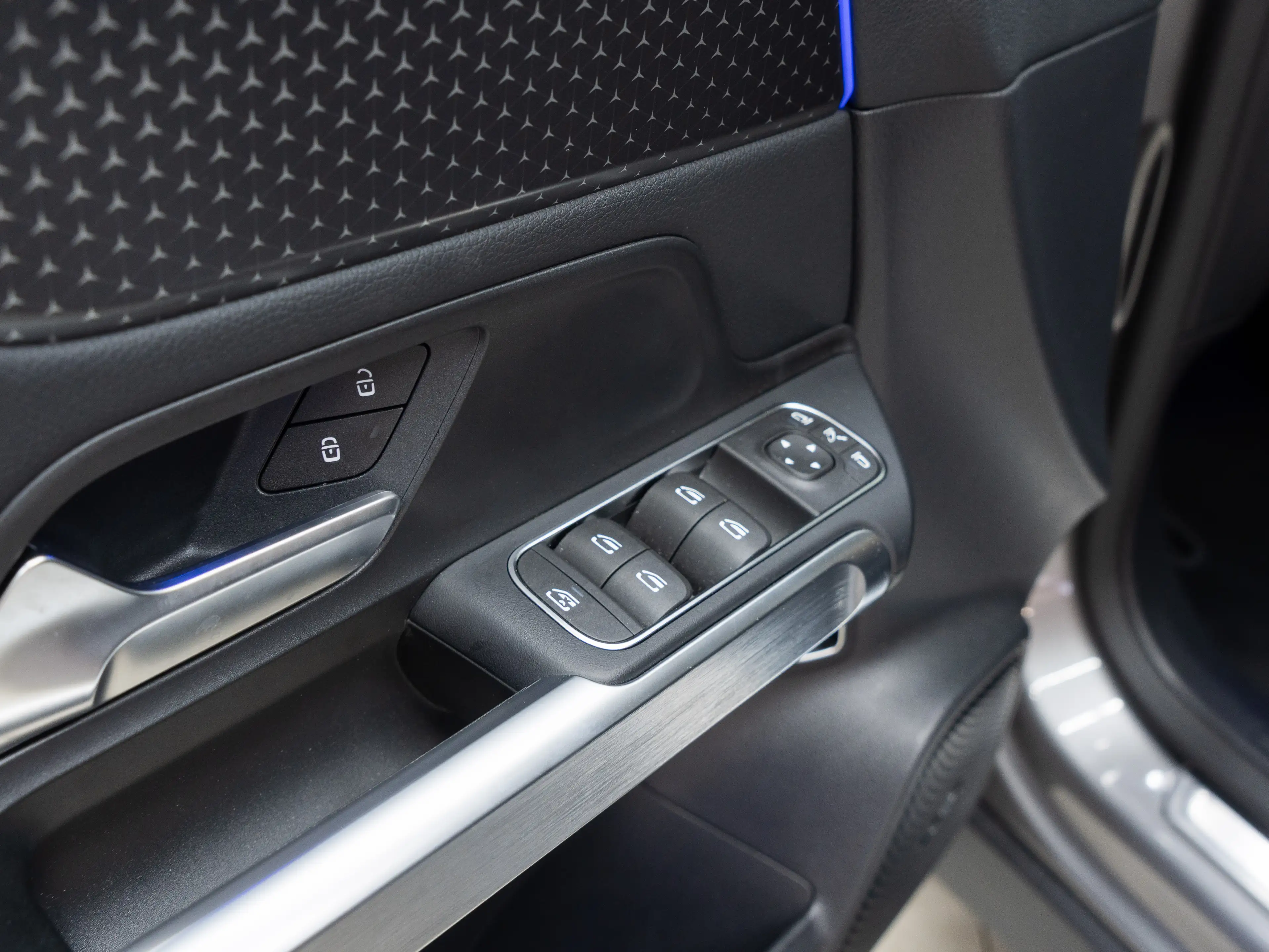 Mercedes-Benz EQB 300 4M Luxury Line Distronic+ 360°cam Keyless-Go — photo 8