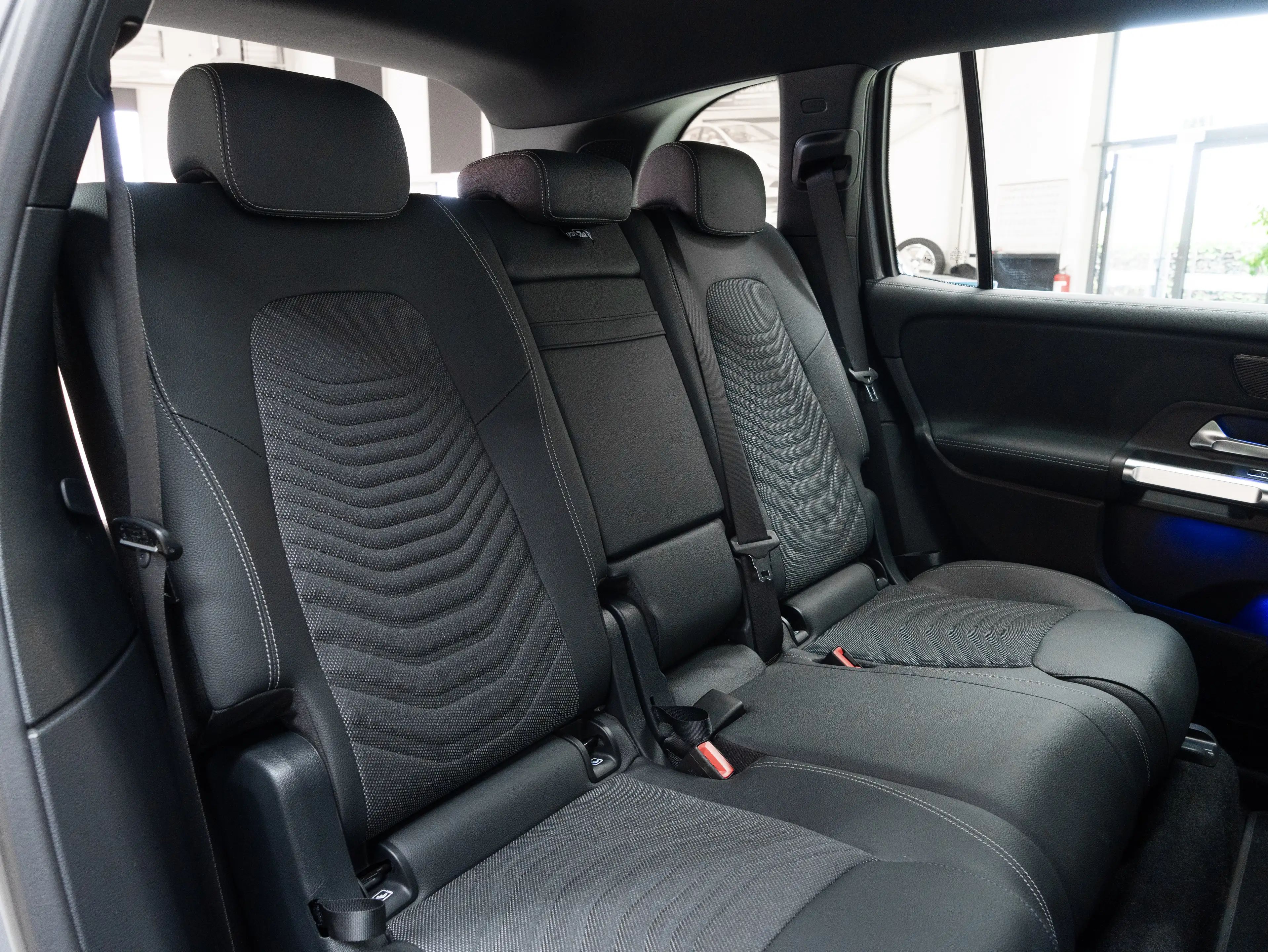 Mercedes-Benz EQB 300 4M Luxury Line Distronic+ 360°cam Keyless-Go — photo 13