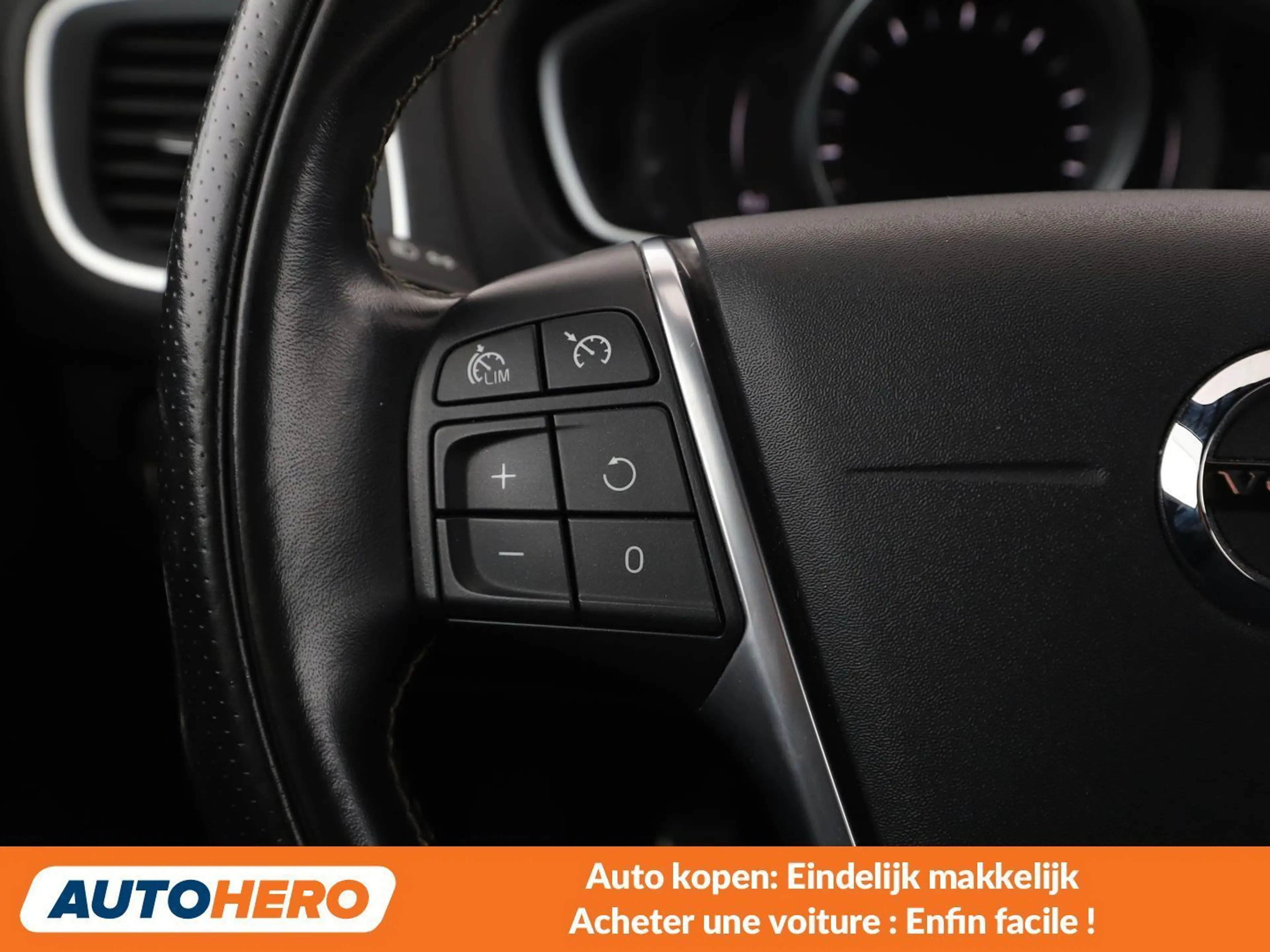 Volvo V40 2.0 T2 R-Design — photo 13