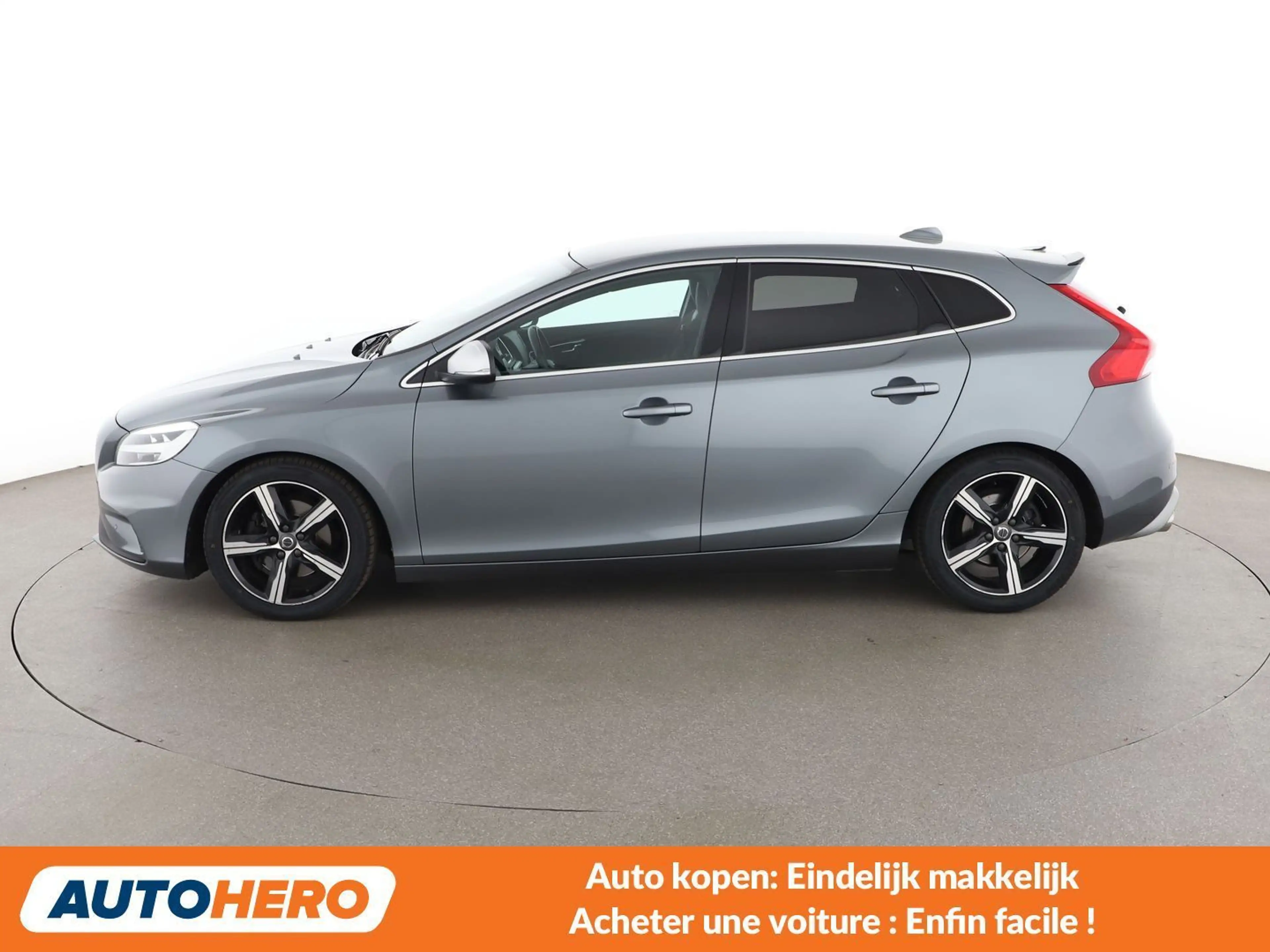 Volvo V40 2.0 T2 R-Design — photo 3