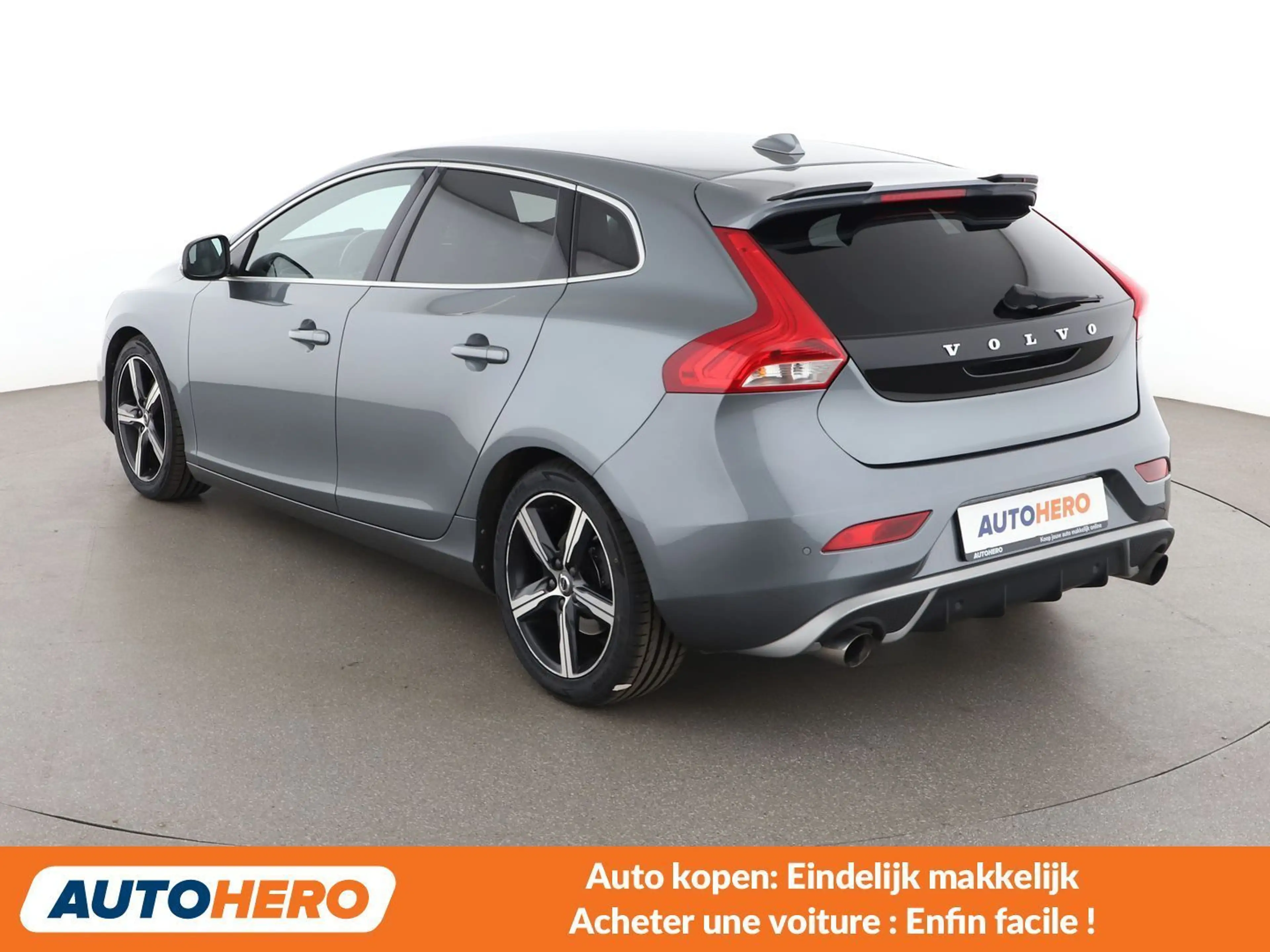 Volvo V40 2.0 T2 R-Design — photo 4