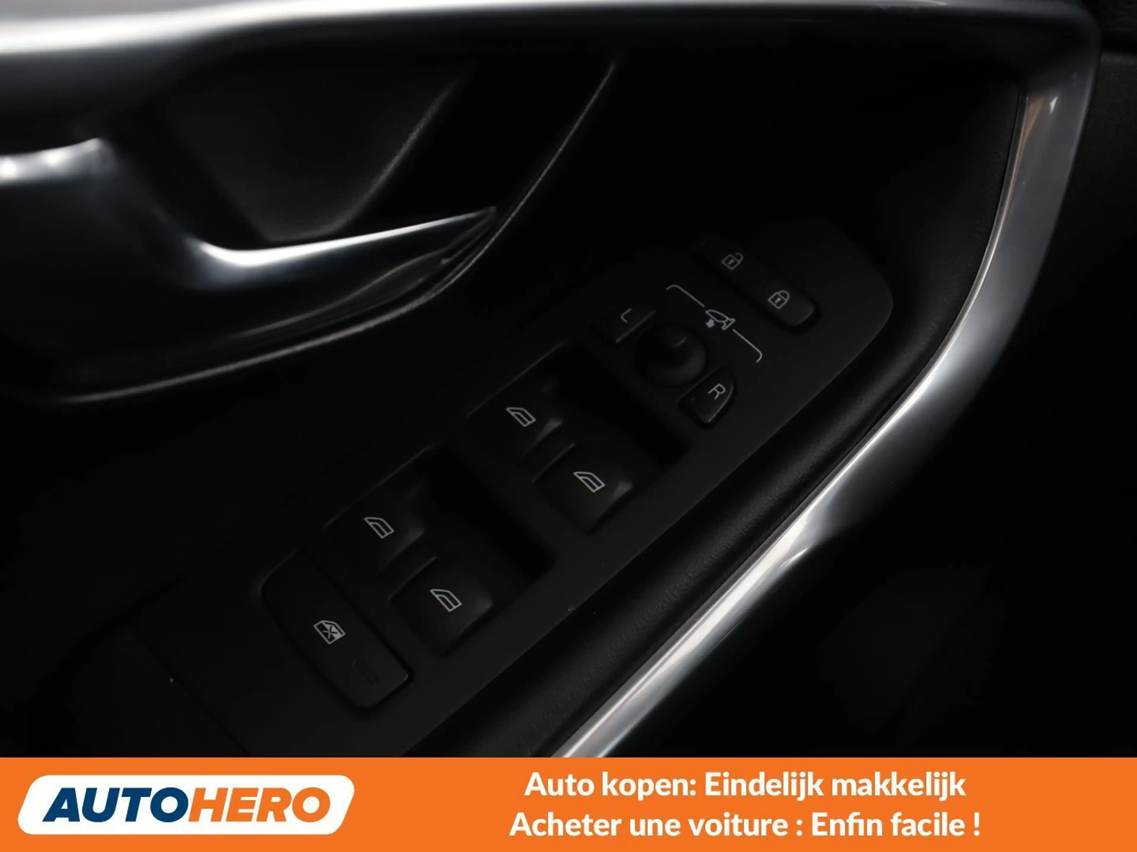 Volvo V40 2.0 T2 R-Design — photo 15