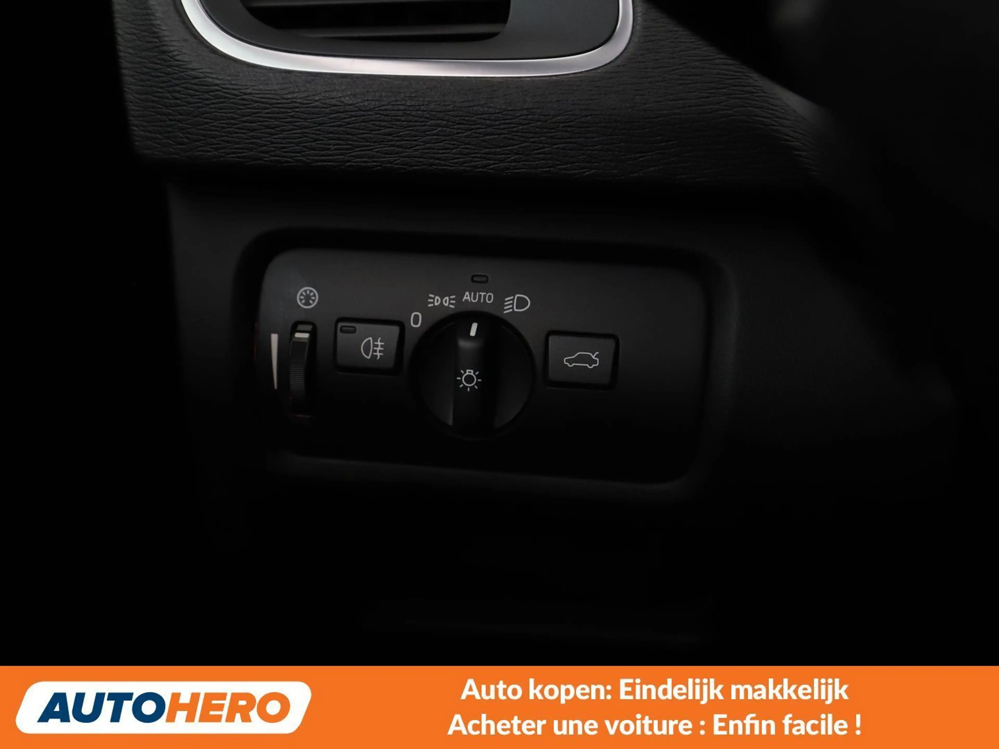 Volvo V40 2.0 T2 R-Design — photo 14