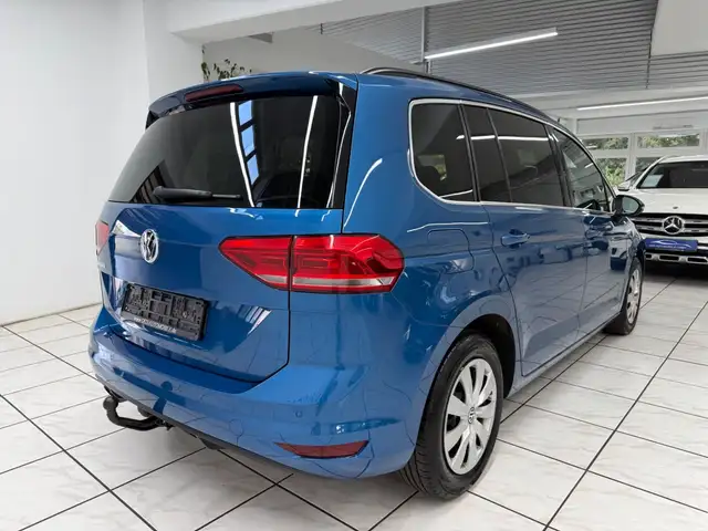 Volkswagen Touran view 3
