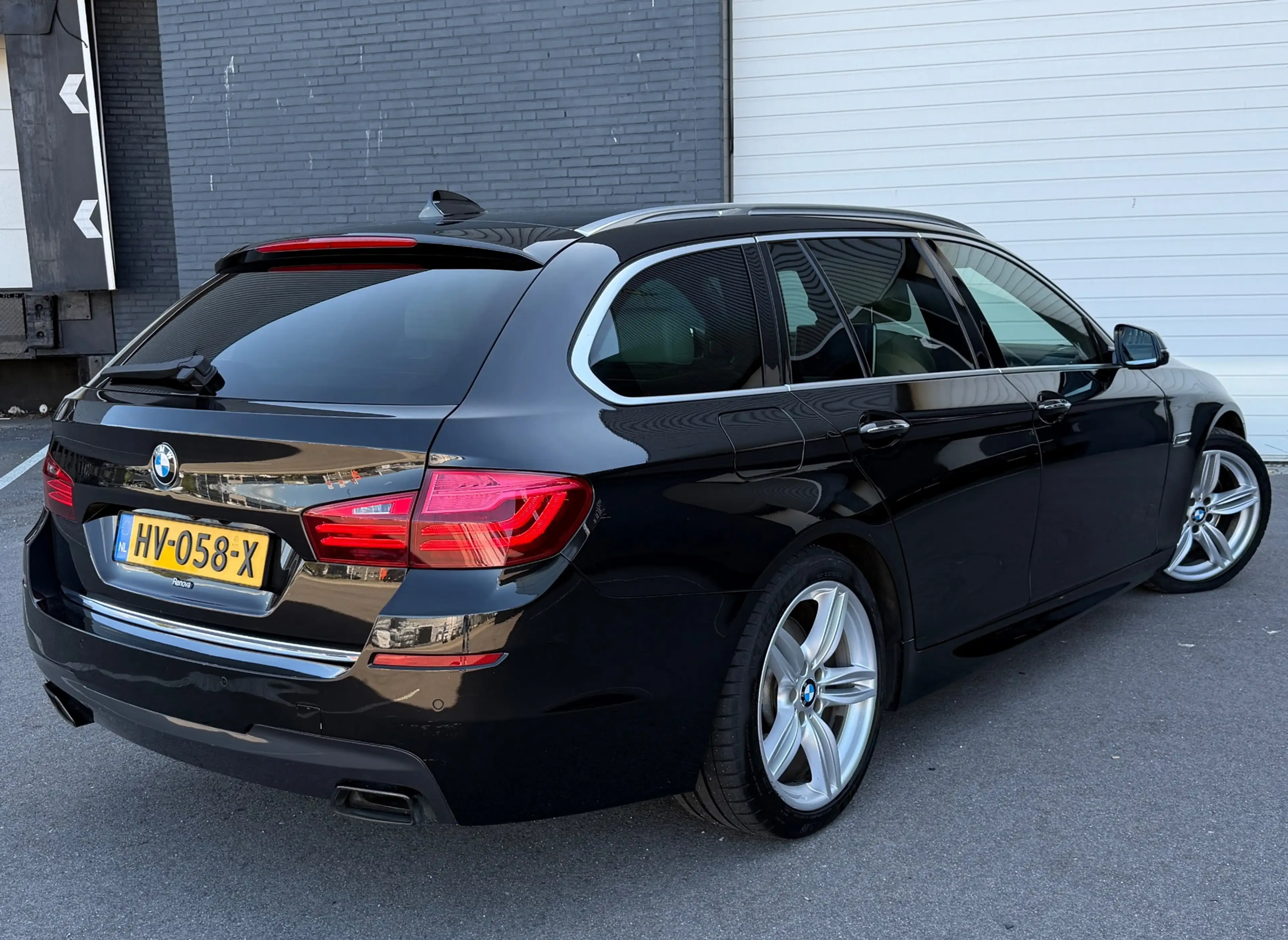 BMW M550 5-serie Touring M550xd INDIVIDUAL/PANO/LEDER/360/A — photo 11