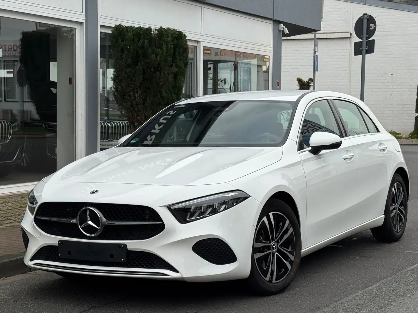 Mercedes-Benz A 180 A180 Sport  MBUX *Kamera *LED*ACC*Teilleder* Weiß - 1