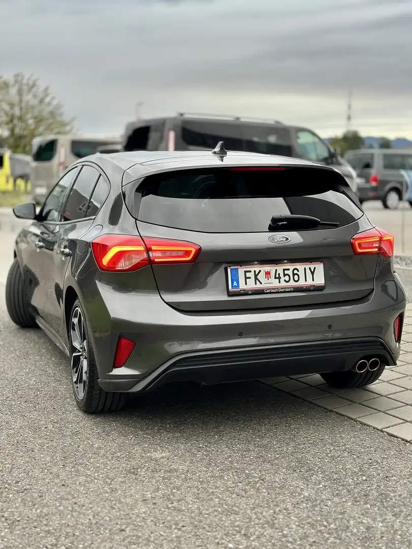 Ford Focus 1,0 ST-Line, Vollausstattung, 8-fach, Sitz&Lenk-Hz Grau - 2