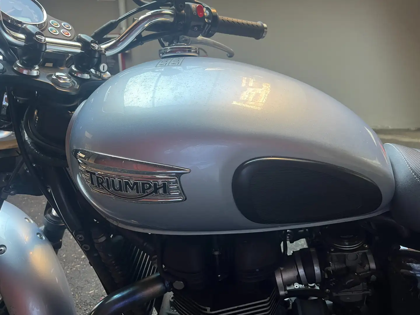 Triumph Bonneville SE 2015 srebrna - 1