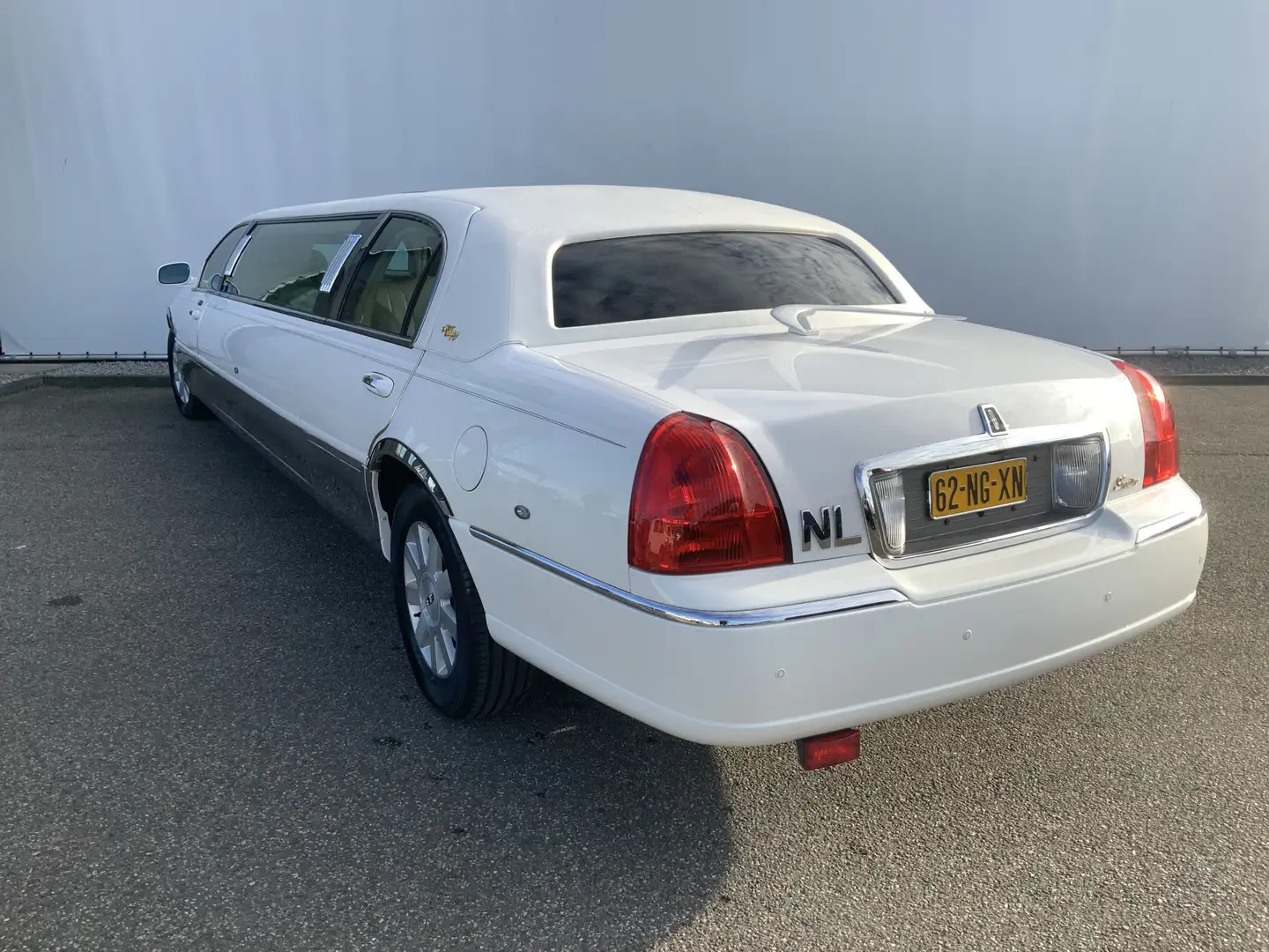 Lincoln Town Car 4.6 Signature Limousine Airco Cruise TV Bar Volle Weiß - 2