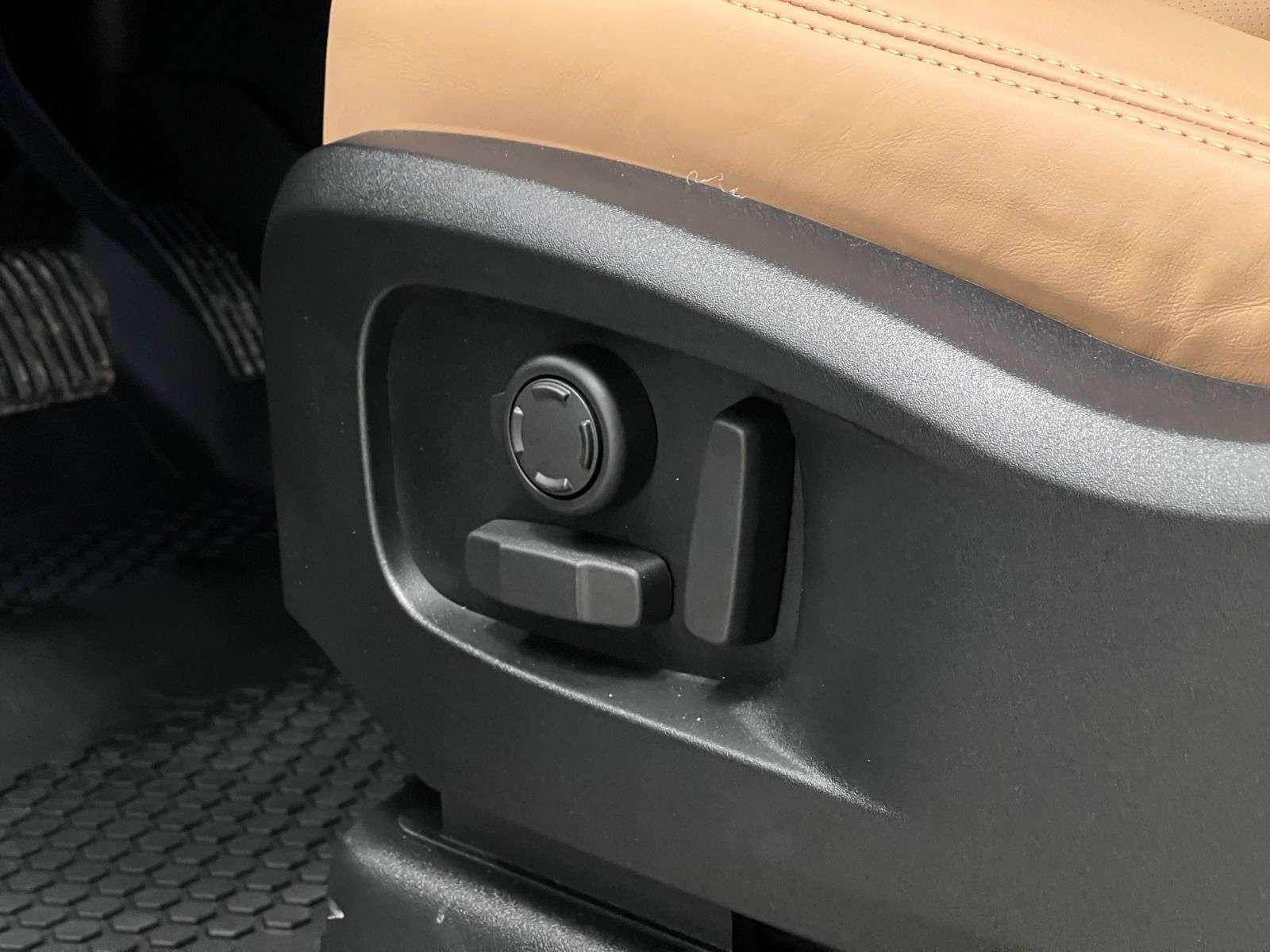 2026 Land Rover Defender 110 P400 X-DYNAMIC SE thumb 32