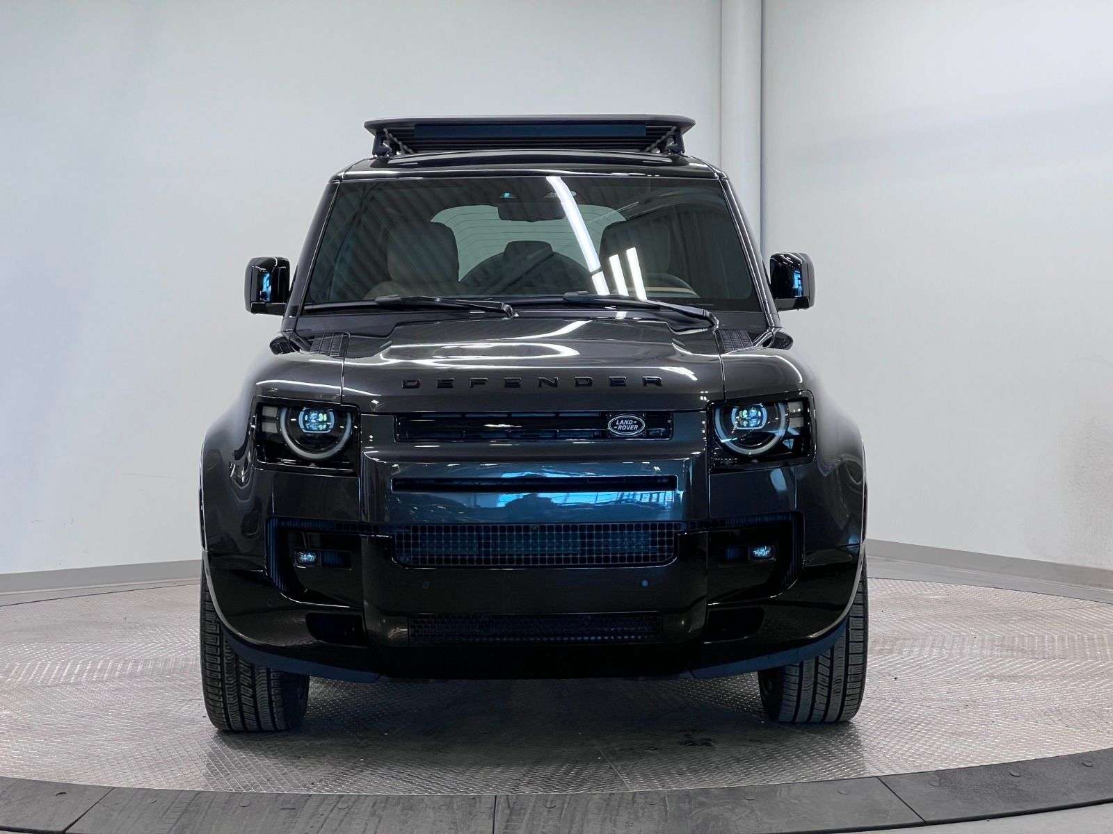 2026 Land Rover Defender 110 P400 X-DYNAMIC SE alt 2