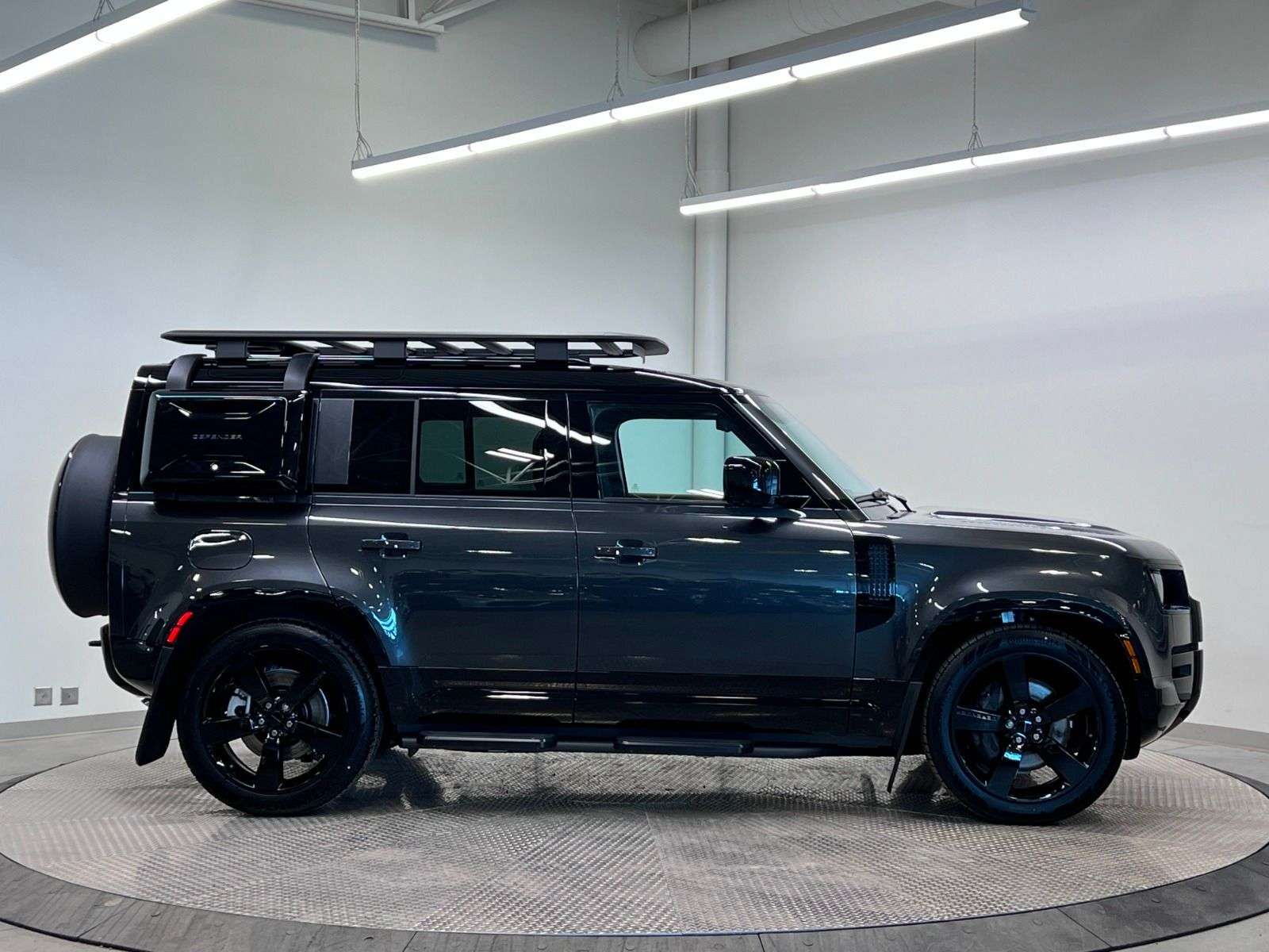 2026 Land Rover Defender 110 P400 X-DYNAMIC SE thumb 6