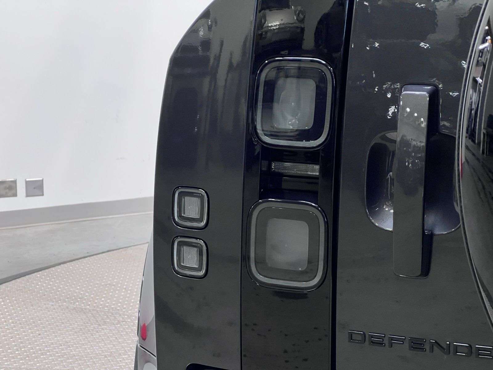 2026 Land Rover Defender 110 P400 X-DYNAMIC SE thumb 9
